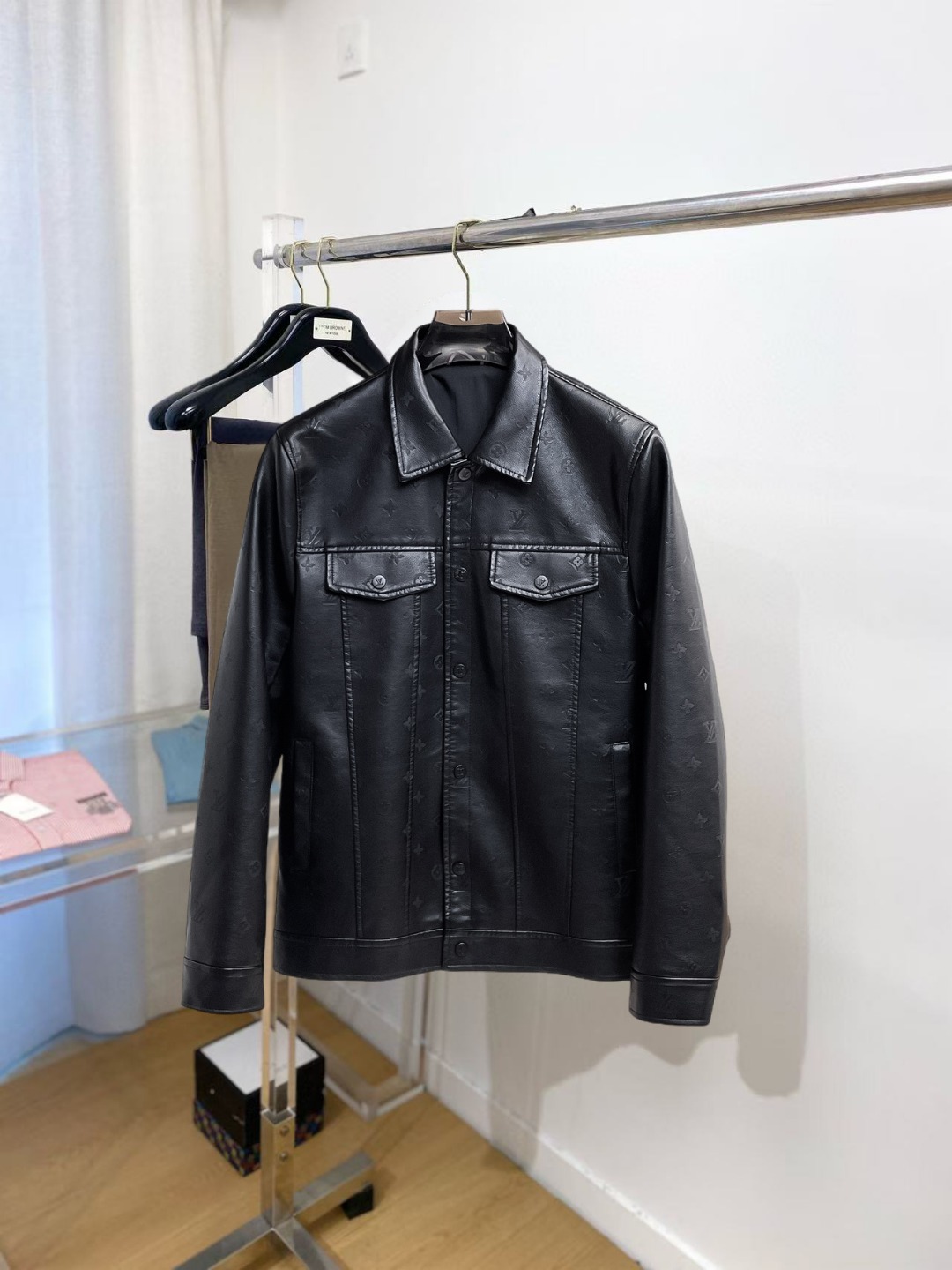 NO:529646,The same model on the official website of Lv, released in advance!  SS Autumn New Men's Leather Jacket Jacket, original single three-standard full high-end version!  With hidden hat, customized fabric for counter, high breathability and comfort, impeccable details, brand element design concept, reflecting high quality. The feel is delicate and soft!  It is casually cut, with a great upper body style!  Number of code M~3XL, maximum wear 195 catties., louis vuitton, jackets & coats, jackets & coats, leather jacket, hats, alexander wang19860909Lv 官网同款,提前发售！ss秋季新款男士皮衣夹克外套,原单三标齐全高端版本！带隐藏帽,专柜定制面料 透气舒适度高,细节无可挑剔,品牌元素设计理念,体现高品质.手感细腻柔软！呈现休闲裁剪,上身版型超赞！码数M～3XL,最大穿195斤.,,louis vuitton,jackets & coats,jackets & coats,leather jacket,hats,alexander wang,Men's clothing