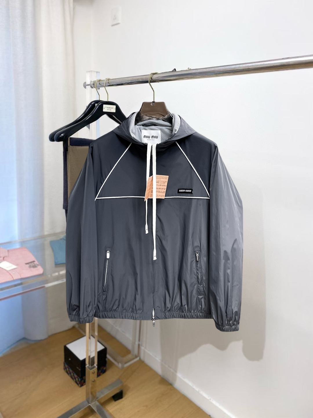 NO:529644,Miumiu's official website is the same model, released in advance!  SS's autumn new men's jacket, original single three-standard full high-end version!  With hidden hat, customized fabric for counter, high breathability and comfort, impeccable details, brand element design concept, reflecting high quality. The feel is delicate and soft!  It is casually cut, with a great upper body style! 码数M～3XL,最大穿195斤.,,miumiu,jackets & coats,jackets & coats,hats,alexander wang19860909miumiu 官网同款,提前发售！ss秋季新款男士夹克外套,原单三标齐全高端版本！带隐藏帽,专柜定制面料 透气舒适度高,细节无可挑剔,品牌元素设计理念,体现高品质.手感细腻柔软！呈现休闲裁剪,上身版型超赞！码数M～3XL,最大穿195斤.,,miumiu,jackets & coats,jackets & coats,hats,alexander wang,Men's clothing