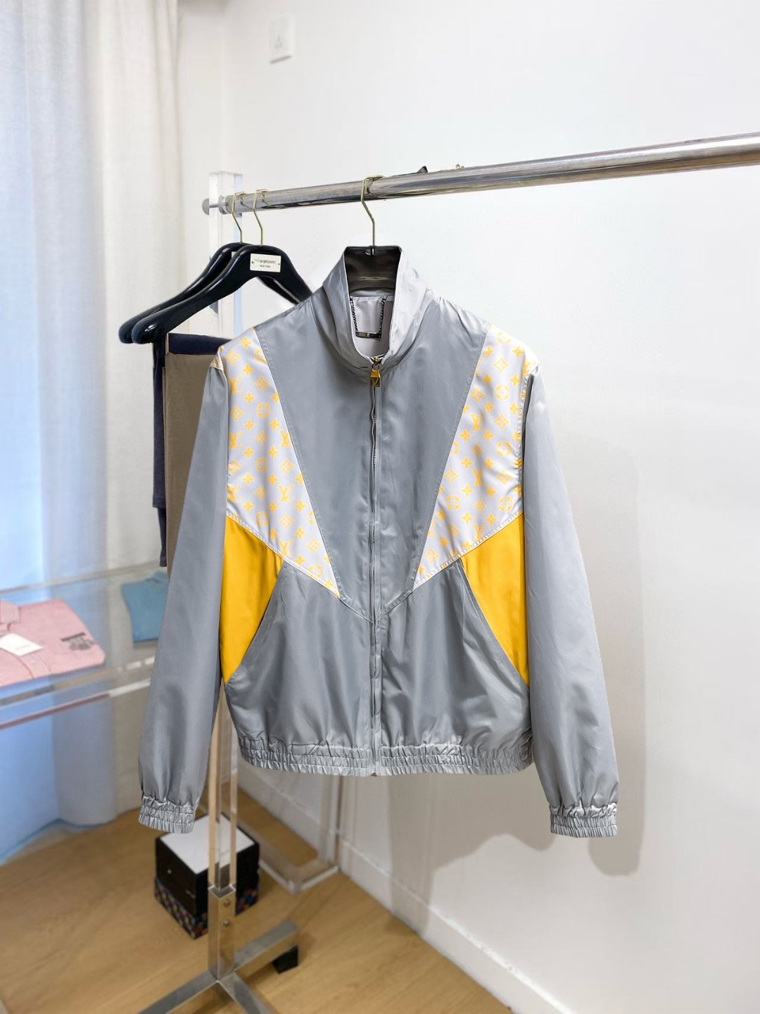 NO:529643,The same model on the official website of LV, released in advance!  SS's autumn new men's jacket, original single three-standard full high-end version!  With hidden hat, customized fabric for counter, high breathability and comfort, impeccable details, brand element design concept, reflecting high quality. The feel is delicate and soft!  It is casually cut, with a great upper body style!  The number of code M~3XL, the maximum wear is 195 catties.,,louis vuitton, jackets & coats, jackets & coats,hats,alexander wang19860909LV 官网同款,提前发售！ss秋季新款男士夹克外套,原单三标齐全高端版本！带隐藏帽,专柜定制面料 透气舒适度高,细节无可挑剔,品牌元素设计理念,体现高品质.手感细腻柔软！呈现休闲裁剪,上身版型超赞！码数M～3XL,最大穿195斤.,,louis vuitton,jackets & coats,jackets & coats,hats,alexander wang,Men's clothing