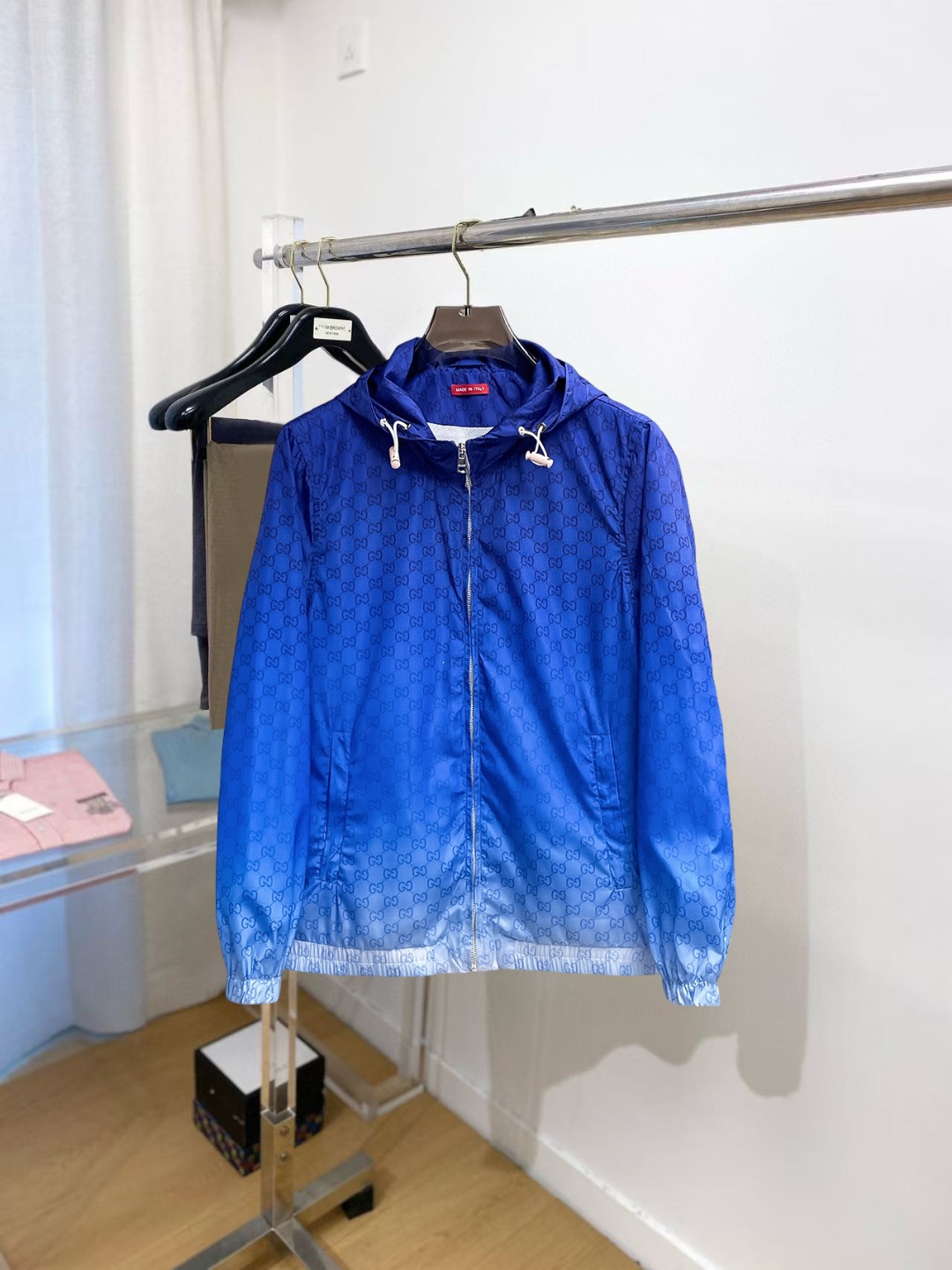 NO:529641,Guqi's same model on the official website, released in advance!  SS's autumn new men's jacket, original single three-standard full high-end version!  With hidden hat, customized fabric for counter, high breathability and comfort, impeccable details, brand element design concept, reflecting high quality. The feel is delicate and soft!  It is casually cut, with a great upper body style!  Number of code M~3XL, maximum wear 195 catties.,, jackets & coats, jackets & coats, hats, alexander wang19860909古奇 官网同款,提前发售！ss秋季新款男士夹克外套,原单三标齐全高端版本！带隐藏帽,专柜定制面料 透气舒适度高,细节无可挑剔,品牌元素设计理念,体现高品质.手感细腻柔软！呈现休闲裁剪,上身版型超赞！码数M～3XL,最大穿195斤.,,jackets & coats,jackets & coats,hats,alexander wang,Men's clothing