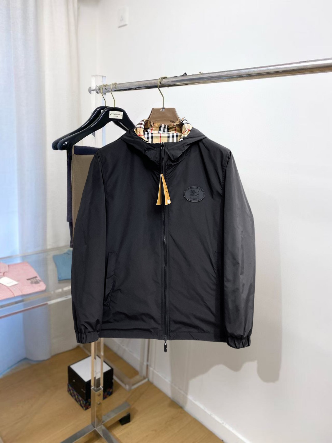 NO:529639,Burberry's official website is the same model, released in advance!  SS's autumn new men's jacket, original single three-standard full high-end version!  With hidden hat, customized fabric for counter, high breathability and comfort, impeccable details, brand element design concept, reflecting high quality. The feel is delicate and soft!  It is casually cut, with a great upper body style!  The size M~3XL, the maximum wear is 195 catties., burberry, jackets & coats, jackets & coats, hats, alexander wang19860909巴宝莉 官网同款,提前发售！ss秋季新款男士夹克外套,原单三标齐全高端版本！带隐藏帽,专柜定制面料 透气舒适度高,细节无可挑剔,品牌元素设计理念,体现高品质.手感细腻柔软！呈现休闲裁剪,上身版型超赞！码数M～3XL,最大穿195斤.,,burberry,jackets & coats,jackets & coats,hats,alexander wang,Men's clothing