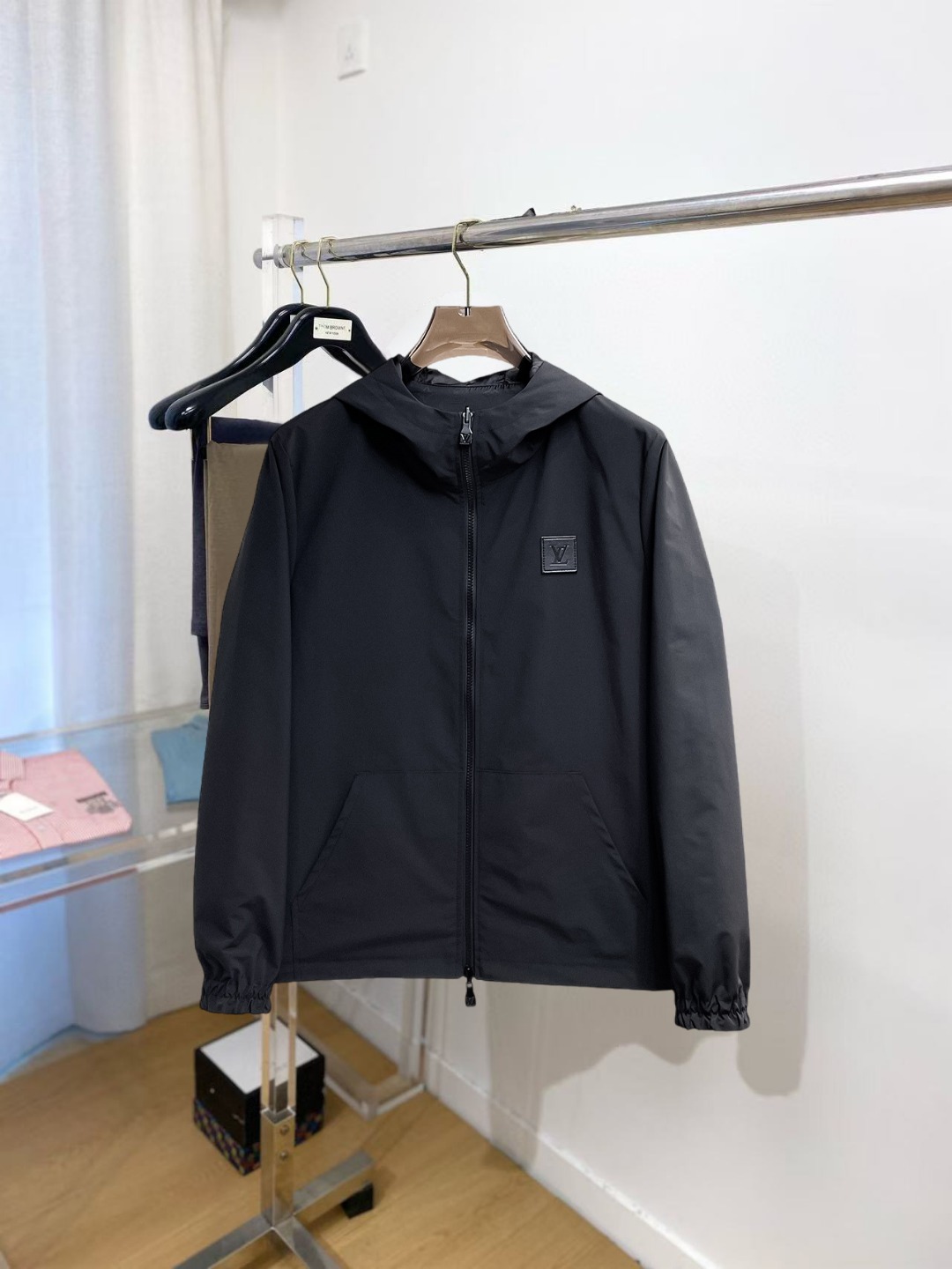 NO:529637,The same model on the official website of LV, released in advance!  SS's autumn new men's jacket, original single three-standard full high-end version!  With hidden hat, customized fabric for counter, high breathability and comfort, impeccable details, brand element design concept, reflecting high quality. The feel is delicate and soft!  It is casually cut, with a great upper body style!  The number of code M~3XL, the maximum wear is 195 catties.,,louis vuitton, jackets & coats, jackets & coats,hats,alexander wang19860909LV 官网同款,提前发售！ss秋季新款男士夹克外套,原单三标齐全高端版本！带隐藏帽,专柜定制面料 透气舒适度高,细节无可挑剔,品牌元素设计理念,体现高品质.手感细腻柔软！呈现休闲裁剪,上身版型超赞！码数M～3XL,最大穿195斤.,,louis vuitton,jackets & coats,jackets & coats,hats,alexander wang,Men's clothing