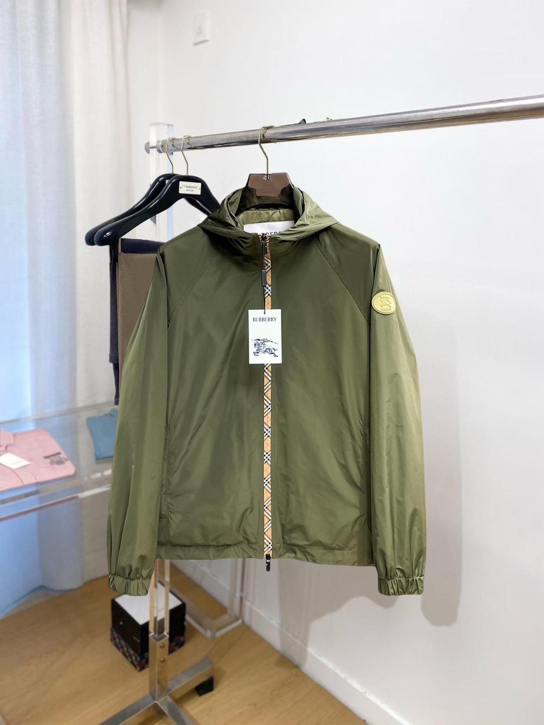 NO:529635,Burberry's official website is the same model, released in advance!  SS's autumn new men's jacket, original single three-standard full high-end version!  With hidden hat, customized fabric for counter, high breathability and comfort, impeccable details, brand element design concept, reflecting high quality. The feel is delicate and soft!  It is casually cut, with a great upper body style!  The size M~3XL, the maximum wear is 195 catties., burberry, jackets & coats, jackets & coats, hats, alexander wang19860909巴宝莉 官网同款,提前发售！ss秋季新款男士夹克外套,原单三标齐全高端版本！带隐藏帽,专柜定制面料 透气舒适度高,细节无可挑剔,品牌元素设计理念,体现高品质.手感细腻柔软！呈现休闲裁剪,上身版型超赞！码数M～3XL,最大穿195斤.,,burberry,jackets & coats,jackets & coats,hats,alexander wang,Men's clothing