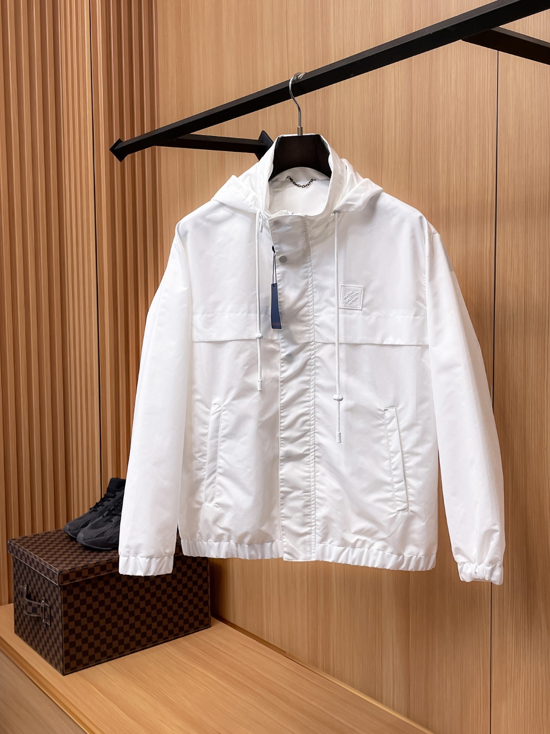 NO:566368,LV 2025 new autumn jacket, the new product on the show is in perfect condition, comfortable and warm, complete with three labels, full and attractive colors, very outstanding design, easily upgrades the fashion sense, extremely sophisticated and rigorous workmanship, neat and meticulous wiring!  A masterpiece from a famous designer!  The upper body does not look bloated and is super handsome!  Available size M ~ 3XL,,louis vuitton,jackets & coats,jackets & coats,alexander wang19860909LV 2025秋季新款夹克外套,秀场新品品相非常完美,舒适保暖,三标齐全色泽饱满诱人,非常出彩的设计,轻松将时髦感进阶,做工极为考究严谨,走线工整细致！大牌设计师巨作！上身不显臃肿、超级帅气！现货码数M ～ 3XL,,louis vuitton,jackets & coats,jackets & coats,alexander wang,Men's clothing