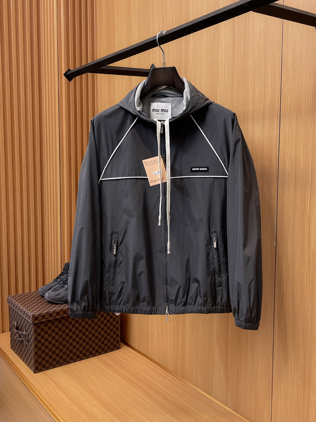 NO:566378,miumiu 2025 new autumn jacket, the new product on the show is in perfect condition, comfortable and warm, complete with three colors, full and attractive color, very outstanding design, easily upgrades the fashion sense, extremely elegant and rigorous workmanship, neat and meticulous wiring!  A masterpiece from a famous designer!  The upper body does not look bloated and is super handsome!  Available size M ~ 3XL,,miumiu,jackets & coats,jackets & coats,alexander wang19860909miumiu 2025秋季新款夹克外套,秀场新品品相非常完美,舒适保暖,三标齐全色泽饱满诱人,非常出彩的设计,轻松将时髦感进阶,做工极为考究严谨,走线工整细致！大牌设计师巨作！上身不显臃肿、超级帅气！现货码数M ～ 3XL,,miumiu,jackets & coats,jackets & coats,alexander wang,Men's clothing