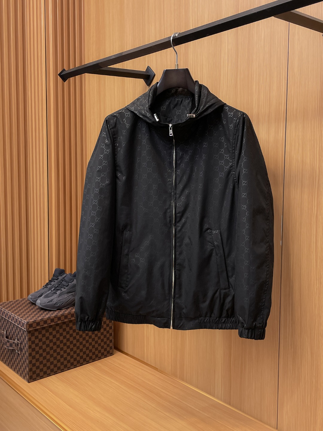 NO:566382,Gucci 2025 new autumn jacket, the new product on the show is in perfect condition, comfortable and warm, complete with three colors, full and attractive color, very outstanding design, easily upgrades the fashion sense, extremely elegant and rigorous workmanship, neat and meticulous wiring!  A masterpiece from a famous designer!  The upper body does not look bloated and is super handsome!  Available size M ~ 3XL,,jackets & coats,jackets & coats,alexander wang19860909古奇 2025秋季新款夹克外套,秀场新品品相非常完美,舒适保暖,三标齐全色泽饱满诱人,非常出彩的设计,轻松将时髦感进阶,做工极为考究严谨,走线工整细致！大牌设计师巨作！上身不显臃肿、超级帅气！现货码数M ～ 3XL,,jackets & coats,jackets & coats,alexander wang,Men's clothing