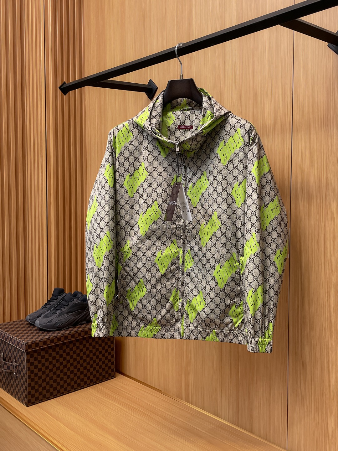 NO:566390,Gucci 2025 new autumn jacket, the new product on the show is in perfect condition, comfortable and warm, complete with three colors, full and attractive color, very outstanding design, easily upgrades the fashion sense, extremely elegant and rigorous workmanship, neat and meticulous wiring!  A masterpiece from a famous designer!  The upper body does not look bloated and is super handsome!  Available size M ~ 3XL,,jackets & coats,jackets & coats,alexander wang19860909古奇 2025秋季新款夹克外套,秀场新品品相非常完美,舒适保暖,三标齐全色泽饱满诱人,非常出彩的设计,轻松将时髦感进阶,做工极为考究严谨,走线工整细致！大牌设计师巨作！上身不显臃肿、超级帅气！现货码数M ～ 3XL,,jackets & coats,jackets & coats,alexander wang,Men's clothing