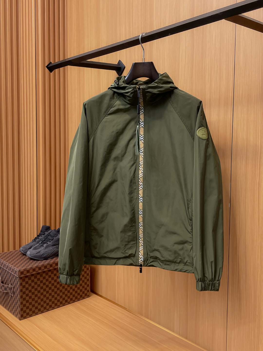 NO:566394,Burberry's 2025 new autumn jacket, the new product on the show is in perfect condition, comfortable and warm, complete with three colors, full and attractive color, very outstanding design, easily upgrades the fashion sense, extremely elegant and rigorous workmanship, neat and meticulous wiring!  A masterpiece from a famous designer!  The upper body does not look bloated and is super handsome!  Available size M ~ 3XL,,burberry,jackets & coats,jackets & coats,alexander wang19860909巴宝莉 2025秋季新款夹克外套,秀场新品品相非常完美,舒适保暖,三标齐全色泽饱满诱人,非常出彩的设计,轻松将时髦感进阶,做工极为考究严谨,走线工整细致！大牌设计师巨作！上身不显臃肿、超级帅气！现货码数M ～ 3XL,,burberry,jackets & coats,jackets & coats,alexander wang,Men's clothing