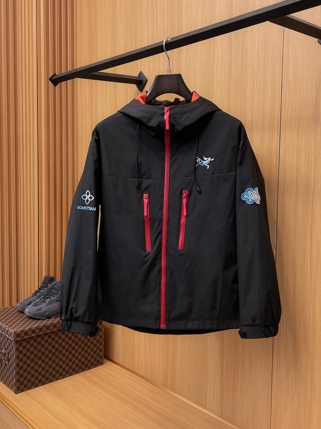 NO:566407,Arc'teryx 2025 new autumn jacket, the new product on the show is in perfect condition, comfortable and warm, complete with three colors, full and attractive color, very outstanding design, easily upgrades the fashion sense, extremely elegant and rigorous workmanship, neat and meticulous wiring!  A masterpiece from a famous designer!  The upper body does not look bloated and is super handsome!  Available size M ~ 3XL,arc'teryx,jackets & coats,jackets & coats,alexander wang19860909始祖鸟 2025秋季新款夹克外套,秀场新品品相非常完美,舒适保暖,三标齐全色泽饱满诱人,非常出彩的设计,轻松将时髦感进阶,做工极为考究严谨,走线工整细致！大牌设计师巨作！上身不显臃肿、超级帅气！现货码数M ～ 3XL,arc'teryx,jackets & coats,jackets & coats,alexander wang,Men's clothing