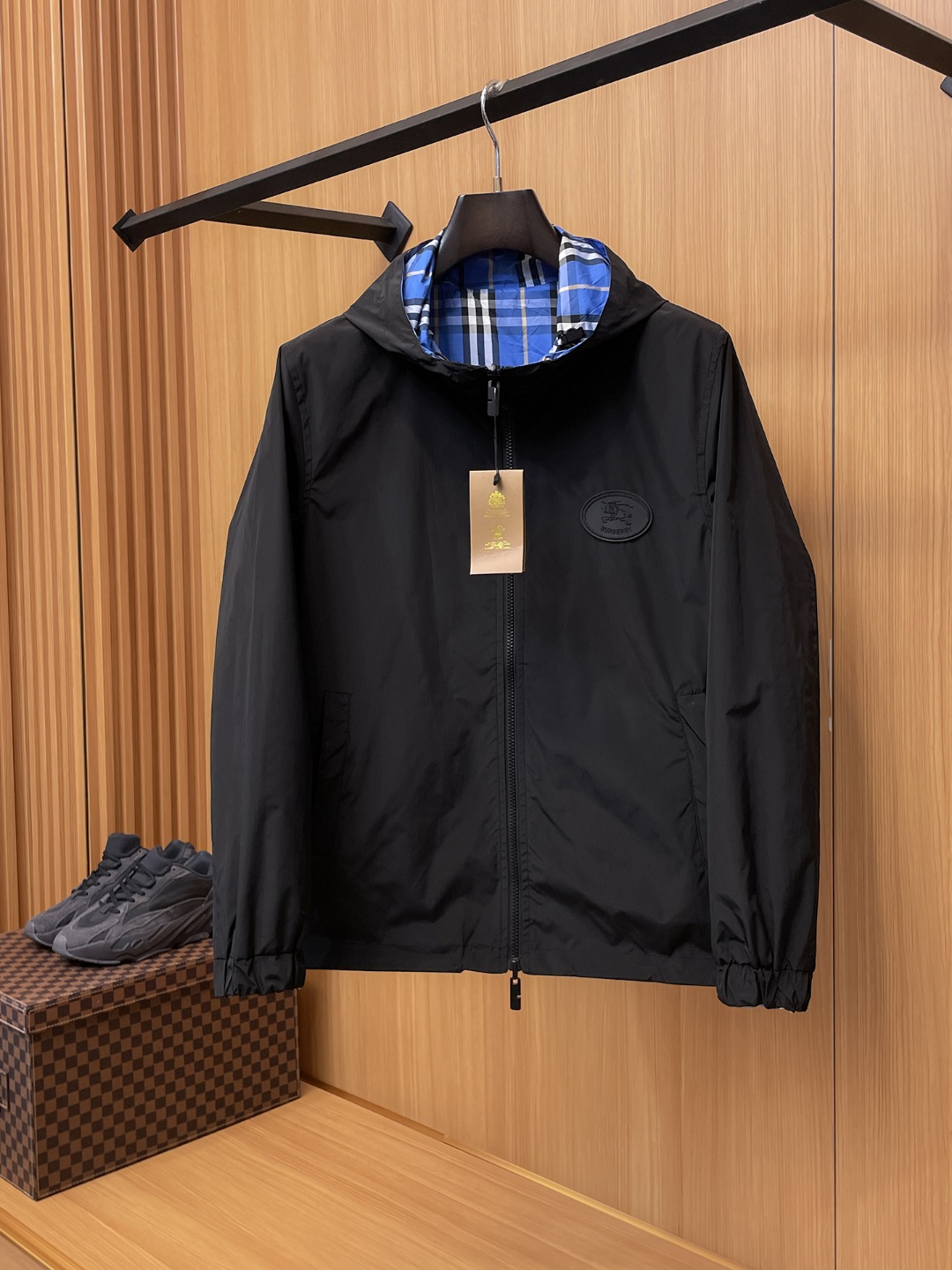 NO:566402,Burberry's 2025 new autumn jacket, the new product on the show is in perfect condition, comfortable and warm, complete with three colors, full and attractive color, very outstanding design, easily upgrades the fashion sense, extremely elegant and rigorous workmanship, neat and meticulous wiring!  A masterpiece from a famous designer!  The upper body does not look bloated and is super handsome!  Available size M ~ 3XL,,burberry,jackets & coats,jackets & coats,alexander wang19860909巴宝莉 2025秋季新款夹克外套,秀场新品品相非常完美,舒适保暖,三标齐全色泽饱满诱人,非常出彩的设计,轻松将时髦感进阶,做工极为考究严谨,走线工整细致！大牌设计师巨作！上身不显臃肿、超级帅气！现货码数M ～ 3XL,,burberry,jackets & coats,jackets & coats,alexander wang,Men's clothing