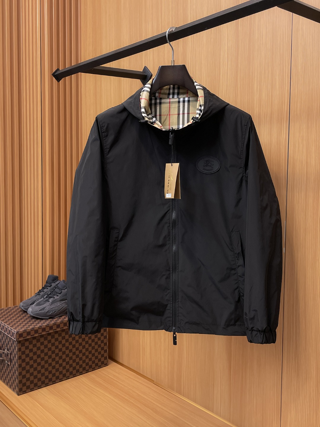 NO:566412,Burberry's 2025 new autumn jacket, the new product on the show is in perfect condition, comfortable and warm, complete with three colors, full and attractive color, very outstanding design, easily upgrades the fashion sense, extremely elegant and rigorous workmanship, neat and meticulous wiring!  A masterpiece from a famous designer!  The upper body does not look bloated and is super handsome!  Available size M ~ 3XL,,burberry,jackets & coats,jackets & coats,alexander wang19860909巴宝莉 2025秋季新款夹克外套,秀场新品品相非常完美,舒适保暖,三标齐全色泽饱满诱人,非常出彩的设计,轻松将时髦感进阶,做工极为考究严谨,走线工整细致！大牌设计师巨作！上身不显臃肿、超级帅气！现货码数M ～ 3XL,,burberry,jackets & coats,jackets & coats,alexander wang,Men's clothing