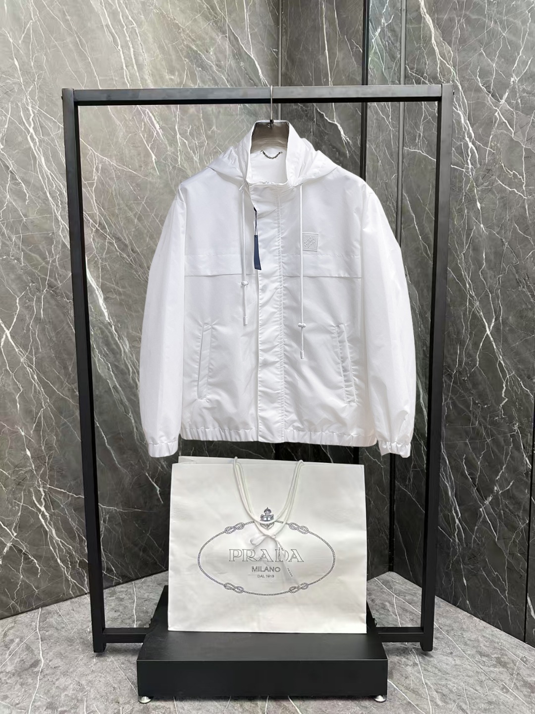 NO:600316,LV 2025 new autumn jacket, the new product on the show is in perfect condition, comfortable and warm, complete with three labels, full and attractive colors, very outstanding design, easily upgrades the fashion sense, extremely sophisticated and rigorous workmanship, neat and meticulous wiring!  A masterpiece from a famous designer!  The upper body does not look bloated and is super handsome!  Available size M ~ 3XL,,louis vuitton,jackets & coats,jackets & coats,alexander wang19860909LV 2025秋季新款夹克外套,秀场新品品相非常完美,舒适保暖,三标齐全色泽饱满诱人,非常出彩的设计,轻松将时髦感进阶,做工极为考究严谨,走线工整细致！大牌设计师巨作！上身不显臃肿、超级帅气！现货码数M ～ 3XL,,louis vuitton,jackets & coats,jackets & coats,alexander wang,Men's clothing