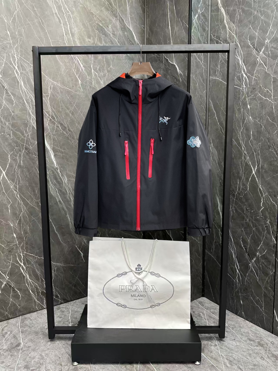 NO:600318,Arc'teryx 2025 new autumn jacket, the new product on the show is in perfect condition, comfortable and warm, complete with three colors, full and attractive color, very outstanding design, easily upgrades the fashion sense, extremely elegant and rigorous workmanship, neat and meticulous wiring!  A masterpiece from a famous designer!  The upper body does not look bloated and is super handsome!  Available size M ~ 3XL,arc'teryx,jackets & coats,jackets & coats,alexander wang19860909始祖鸟 2025秋季新款夹克外套,秀场新品品相非常完美,舒适保暖,三标齐全色泽饱满诱人,非常出彩的设计,轻松将时髦感进阶,做工极为考究严谨,走线工整细致！大牌设计师巨作！上身不显臃肿、超级帅气！现货码数M ～ 3XL,arc'teryx,jackets & coats,jackets & coats,alexander wang,Men's clothing