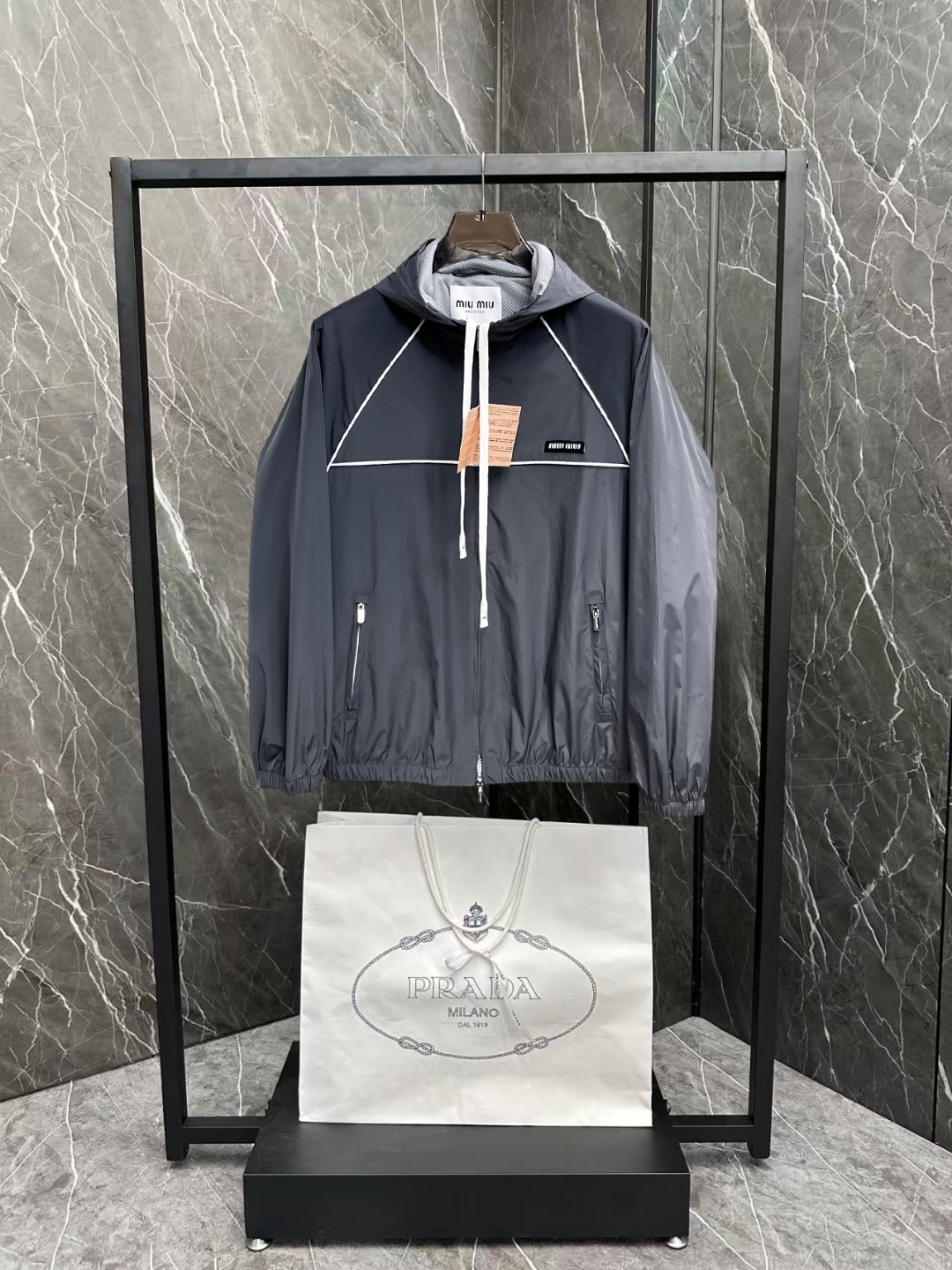 NO:600320,miumiu 2025 new autumn jacket, the new product on the show is in perfect condition, comfortable and warm, complete with three colors, full and attractive color, very outstanding design, easily upgrades the fashion sense, extremely elegant and rigorous workmanship, neat and meticulous wiring!  A masterpiece from a famous designer!  The upper body does not look bloated and is super handsome!  Available size M ~ 3XL,,miumiu,jackets & coats,jackets & coats,alexander wang19860909miumiu 2025秋季新款夹克外套,秀场新品品相非常完美,舒适保暖,三标齐全色泽饱满诱人,非常出彩的设计,轻松将时髦感进阶,做工极为考究严谨,走线工整细致！大牌设计师巨作！上身不显臃肿、超级帅气！现货码数M ～ 3XL,,miumiu,jackets & coats,jackets & coats,alexander wang,Men's clothing