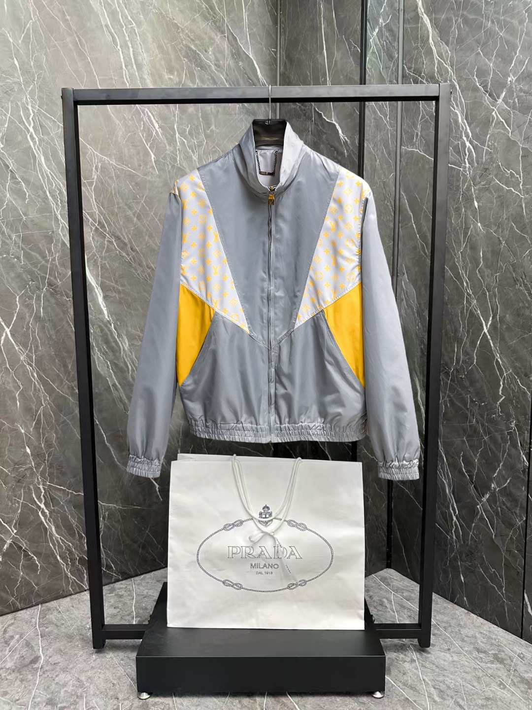 NO:600322,LV 2025 new autumn jacket, the new product on the show is in perfect condition, comfortable and warm, complete with three labels, full and attractive colors, very outstanding design, easily upgrades the fashion sense, extremely sophisticated and rigorous workmanship, neat and meticulous wiring!  A masterpiece from a famous designer!  The upper body does not look bloated and is super handsome!  Available size M ~ 3XL,,louis vuitton,jackets & coats,jackets & coats,alexander wang19860909LV 2025秋季新款夹克外套,秀场新品品相非常完美,舒适保暖,三标齐全色泽饱满诱人,非常出彩的设计,轻松将时髦感进阶,做工极为考究严谨,走线工整细致！大牌设计师巨作！上身不显臃肿、超级帅气！现货码数M ～ 3XL,,louis vuitton,jackets & coats,jackets & coats,alexander wang,Men's clothing