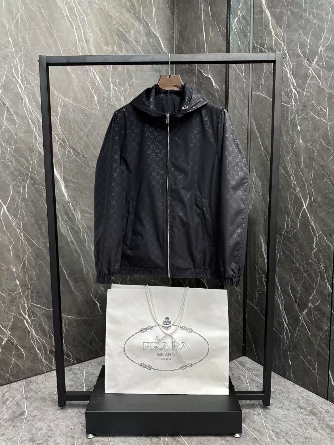 NO:600323,Gucci 2025 new autumn jacket, the new product on the show is in perfect condition, comfortable and warm, complete with three colors, full and attractive color, very outstanding design, easily upgrades the fashion sense, extremely elegant and rigorous workmanship, neat and meticulous wiring!  A masterpiece from a famous designer!  The upper body does not look bloated and is super handsome!  Available size M ~ 3XL,,jackets & coats,jackets & coats,alexander wang19860909古奇 2025秋季新款夹克外套,秀场新品品相非常完美,舒适保暖,三标齐全色泽饱满诱人,非常出彩的设计,轻松将时髦感进阶,做工极为考究严谨,走线工整细致！大牌设计师巨作！上身不显臃肿、超级帅气！现货码数M ～ 3XL,,jackets & coats,jackets & coats,alexander wang,Men's clothing