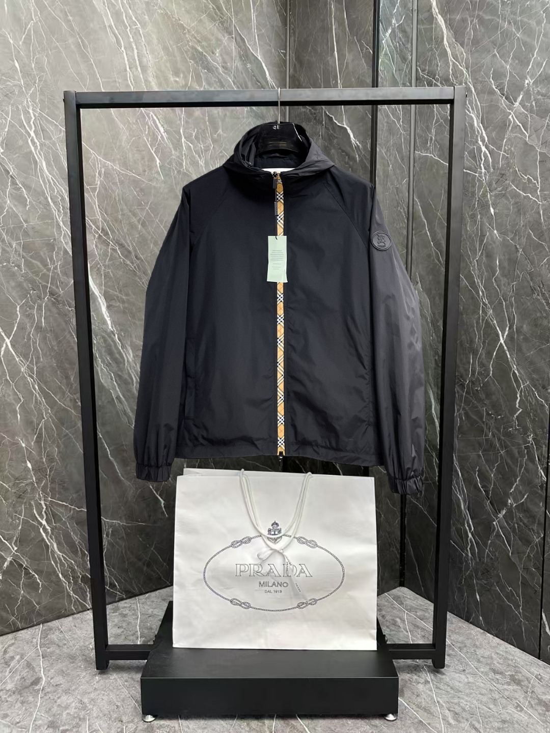 NO:600332,Burberry's 2025 new autumn jacket, the new product on the show is in perfect condition, comfortable and warm, complete with three colors, full and attractive color, very outstanding design, easily upgrades the fashion sense, extremely elegant and rigorous workmanship, neat and meticulous wiring!  A masterpiece from a famous designer!  The upper body does not look bloated and is super handsome!  Available size M ~ 3XL,,burberry,jackets & coats,jackets & coats,alexander wang19860909巴宝莉 2025秋季新款夹克外套,秀场新品品相非常完美,舒适保暖,三标齐全色泽饱满诱人,非常出彩的设计,轻松将时髦感进阶,做工极为考究严谨,走线工整细致！大牌设计师巨作！上身不显臃肿、超级帅气！现货码数M ～ 3XL,,burberry,jackets & coats,jackets & coats,alexander wang,Men's clothing