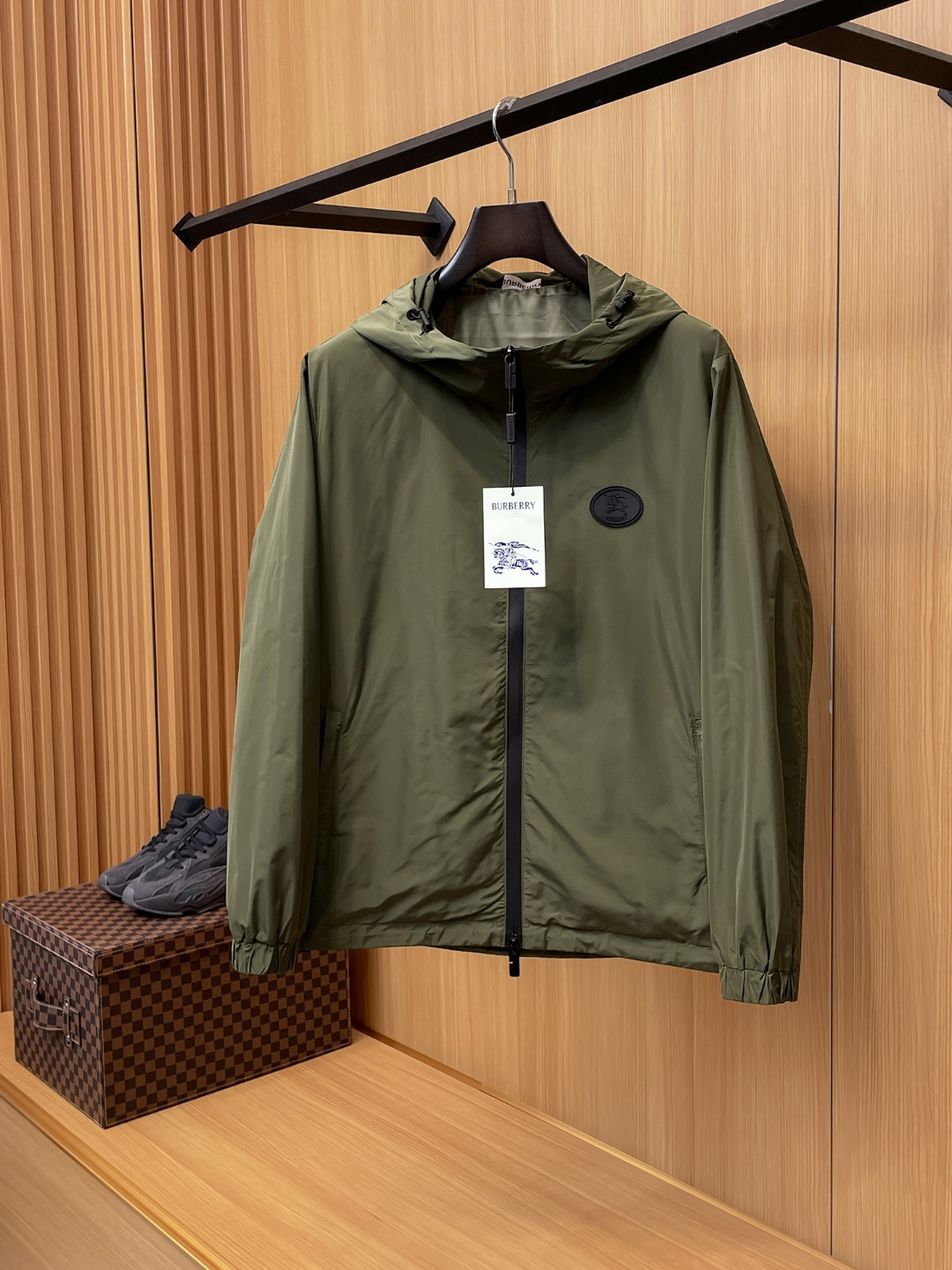 NO:566363,Burberry's 2025 new autumn jacket, the new product on the show is in perfect condition, comfortable and warm, complete with three colors, full and attractive color, very outstanding design, easily upgrades the fashion sense, extremely elegant and rigorous workmanship, neat and meticulous wiring!  A masterpiece from a famous designer!  The upper body does not look bloated and is super handsome!  Available size M ~ 3XL,,burberry,jackets & coats,jackets & coats,alexander wang19860909巴宝莉 2025秋季新款夹克外套,秀场新品品相非常完美,舒适保暖,三标齐全色泽饱满诱人,非常出彩的设计,轻松将时髦感进阶,做工极为考究严谨,走线工整细致！大牌设计师巨作！上身不显臃肿、超级帅气！现货码数M ～ 3XL,,burberry,jackets & coats,jackets & coats,alexander wang,Men's clothing