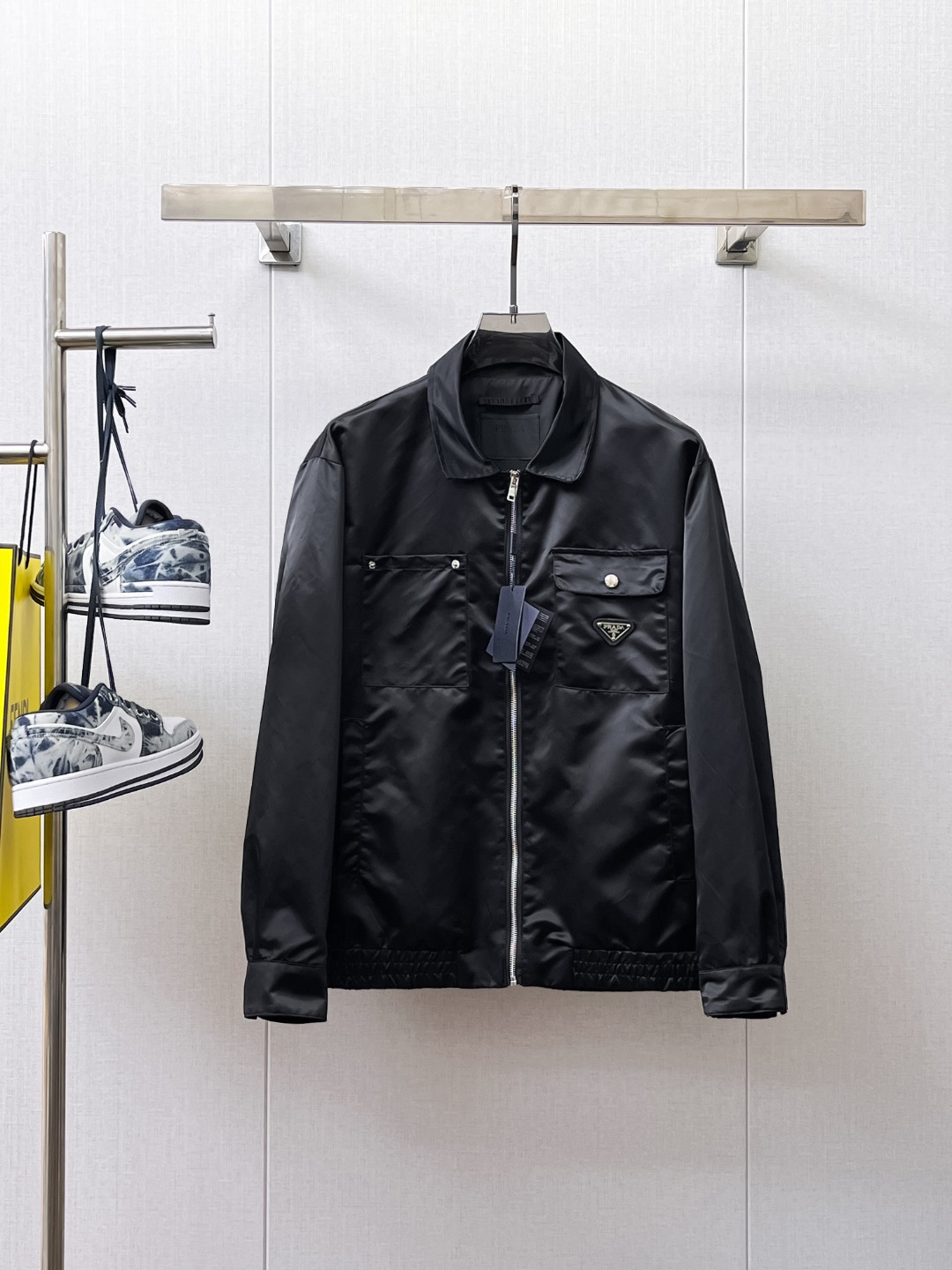 NO:566397,Prada 2025 new autumn jacket, the new product on the show is in perfect condition, comfortable and warm, complete with three colors, full and attractive color, very outstanding design, easily upgrades the fashion sense, extremely elegant and rigorous workmanship, neat and meticulous wiring!  A masterpiece from a famous designer!  The upper body does not look bloated and is super handsome!  Available sizes M ~ XXXL,,prada,jackets & coats,jackets & coats,alexander wang19860909普拉达 2025秋季新款夹克外套,秀场新品品相非常完美,舒适保暖,三标齐全色泽饱满诱人,非常出彩的设计,轻松将时髦感进阶,做工极为考究严谨,走线工整细致！大牌设计师巨作！上身不显臃肿、超级帅气！现货码数M ～ XXXL,,prada,jackets & coats,jackets & coats,alexander wang,Men's clothing