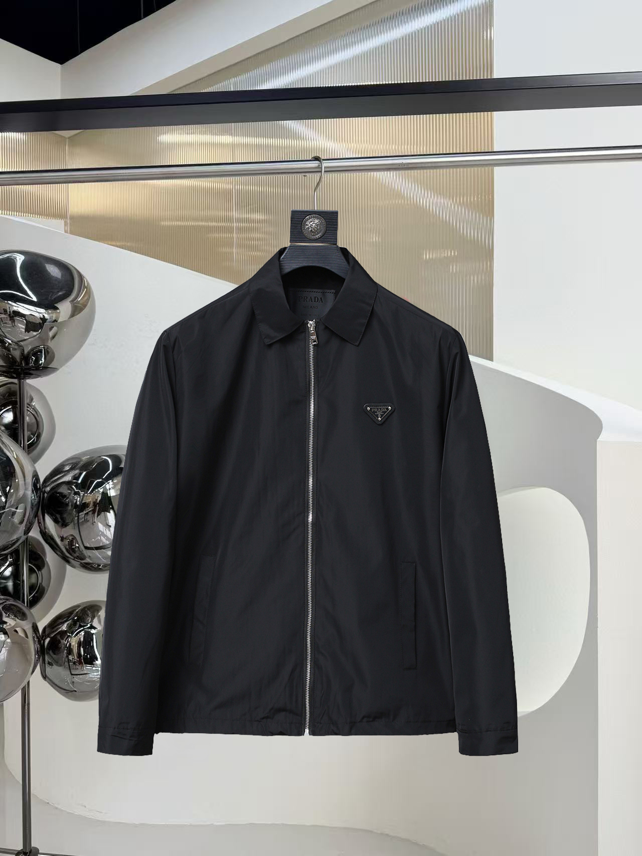 NO:531557,The main recommendation is Prada 2025ss autumn latest style of cross-mouth stand-up collar hidden hat design casual jacket. High-end quality, pattern fabrics and hardware are customized 1:1 in the counter, breathable and comfortable, suitable for fabrics. The logo adopts the current popular embroidery design. The upper body is handsome and stylish, without any restraint, and the upper body is super comfortable!  The whole piece is super cool and upscale!  The upper body is not thick, showing the fashionable and personalized atmosphere!  Number of codes: M-XXXL H2025 new model first release, prada, Moncler, jackets & coats, hats, alexander wang19860909主推 普拉达 2025ss秋季最新款蒙口立领隐藏帽设计休闲外套 高端品质、版型面料五金都是专柜1:1定制,透气舒适合成面料,Logo采用时下流行刺绣设计,上身帅气有型,一点不拘束、上身超级舒适！整件超级酷炫上档次！上身不厚重,尽显时尚个性气息！ 码数:M-XXXL H2025新款首发,,prada,Moncler,jackets & coats,hats,alexander wang,Men's clothing