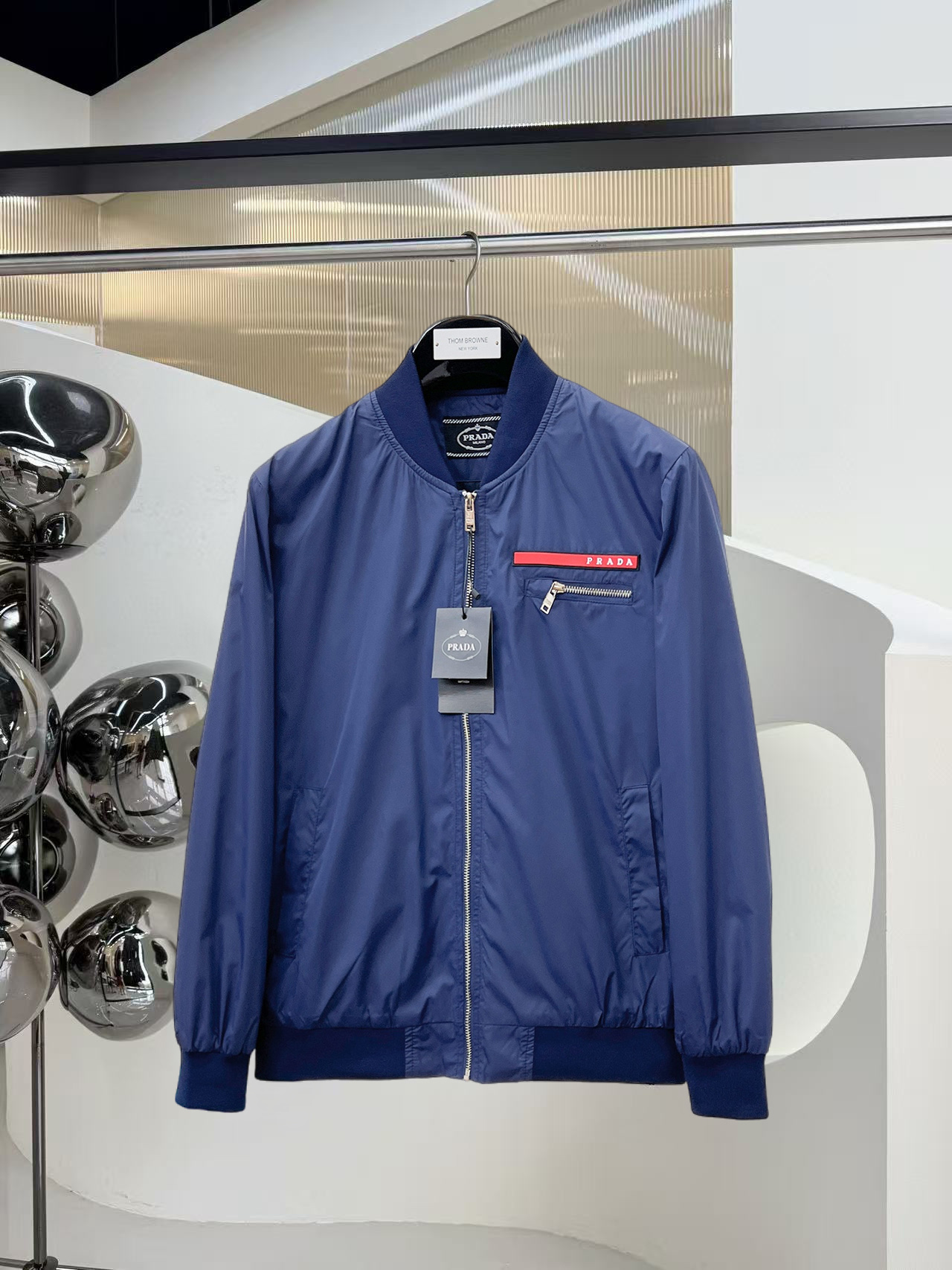 NO:531559,The main recommendation is Prada 2025ss autumn latest style of cross-mouth stand-up collar hidden hat design casual jacket. High-end quality, pattern fabrics and hardware are customized 1:1 in the counter, breathable and comfortable, suitable for fabrics. The logo adopts the current popular embroidery design. The upper body is handsome and stylish, without any restraint, and the upper body is super comfortable!  The whole piece is super cool and upscale!  The upper body is not thick, showing the fashionable and personalized atmosphere!  Number of codes: M-XXXL H2025 new model first release, prada, Moncler, jackets & coats, hats, alexander wang19860909主推 普拉达 2025ss秋季最新款蒙口立领隐藏帽设计休闲外套 高端品质、版型面料五金都是专柜1:1定制,透气舒适合成面料,Logo采用时下流行刺绣设计,上身帅气有型,一点不拘束、上身超级舒适！整件超级酷炫上档次！上身不厚重,尽显时尚个性气息！ 码数:M-XXXL H2025新款首发,,prada,Moncler,jackets & coats,hats,alexander wang,Men's clothing