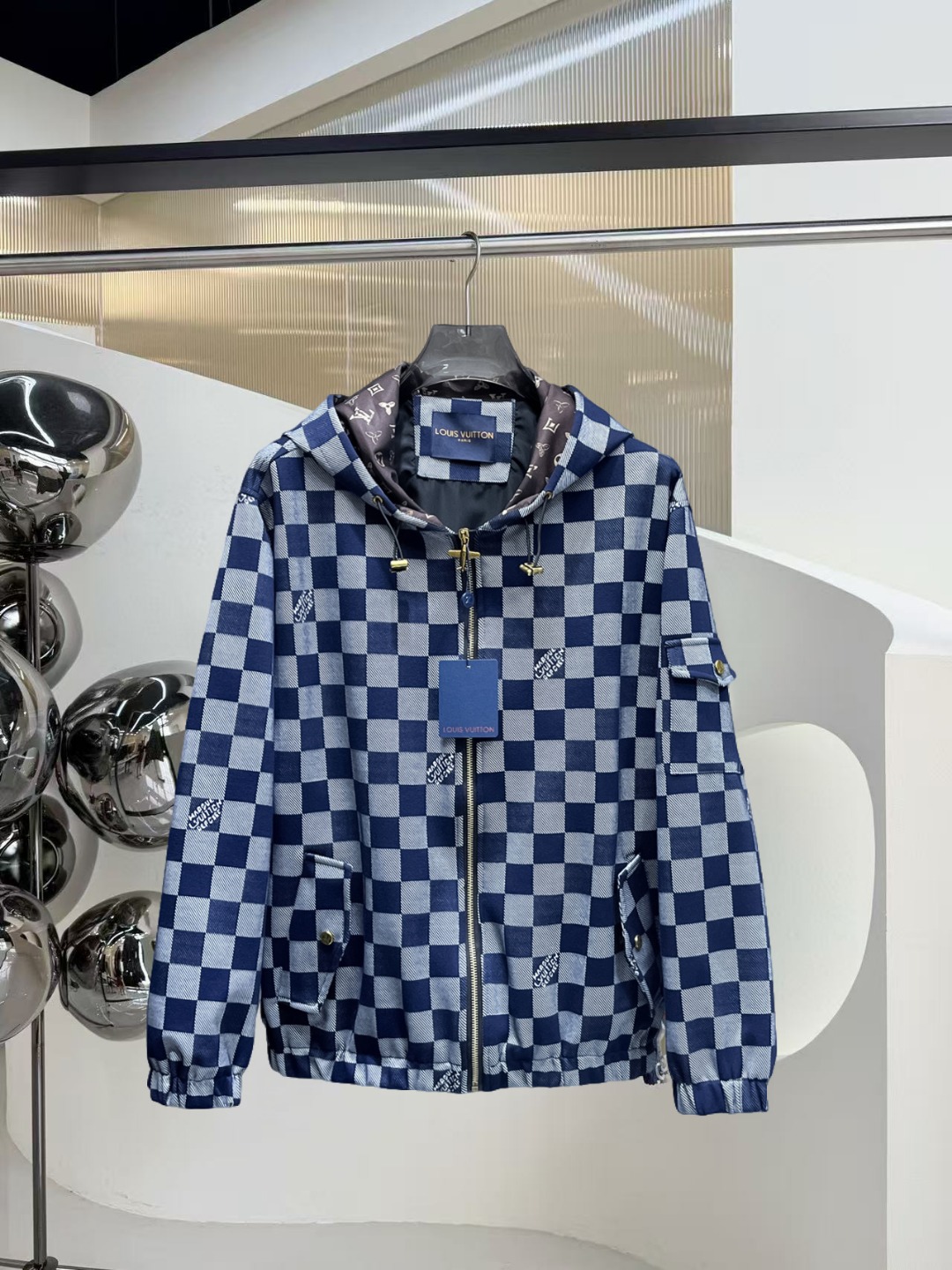 NO:531575,lv 2025 autumn new jacket jacket, the new product on the show is perfect, comfortable and warm, the three standards are complete in color and full and attractive, and the very outstanding design easily advances the sense of fashion, the workmanship is extremely exquisite and rigorous, and the wiring is neat and meticulous!  A masterpiece of a big-name designer!  The upper body doesn't look bloated and super handsome!  Spot code M ~ 3XL,,louis vuitton,jackets & coats,jackets & coats,alexander wang19860909lv 2025秋季新款夹克外套,秀场新品品相非常完美,舒适保暖,三标齐全色泽饱满诱人,非常出彩的设计,轻松将时髦感进阶,做工极为考究严谨,走线工整细致！大牌设计师巨作！上身不显臃肿、超级帅气！现货码数M ～ 3XL,,louis vuitton,jackets & coats,jackets & coats,alexander wang,Men's clothing