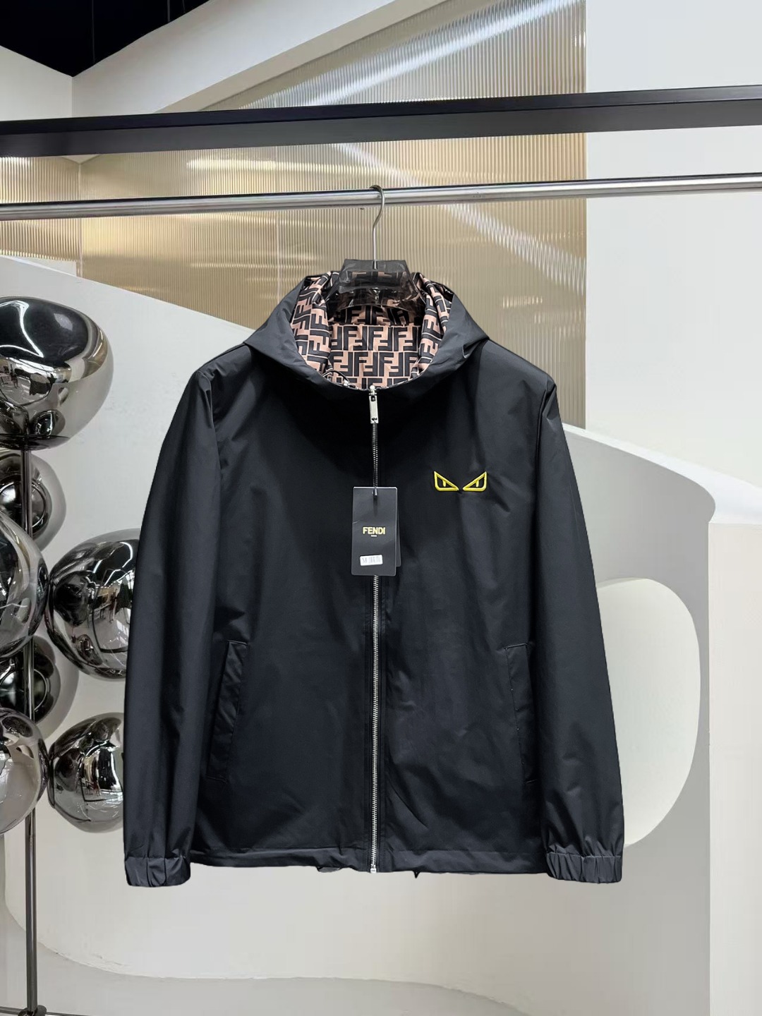 NO:531577,Fendi 2025 autumn new jacket jacket, the new product on the show is perfect, comfortable and warm, the three standards are complete in color and full and attractive, and the very outstanding design easily advances the sense of fashion, the workmanship is extremely exquisite and rigorous, and the wiring is neat and meticulous!  A masterpiece of a big-name designer!  The upper body doesn't look bloated and super handsome!  Spot code M ~ 3XL,,fendi,jackets & coats,jackets & coats,alexander wang19860909芬迪 2025秋季新款夹克外套,秀场新品品相非常完美,舒适保暖,三标齐全色泽饱满诱人,非常出彩的设计,轻松将时髦感进阶,做工极为考究严谨,走线工整细致！大牌设计师巨作！上身不显臃肿、超级帅气！现货码数M ～ 3XL,,fendi,jackets & coats,jackets & coats,alexander wang,Men's clothing