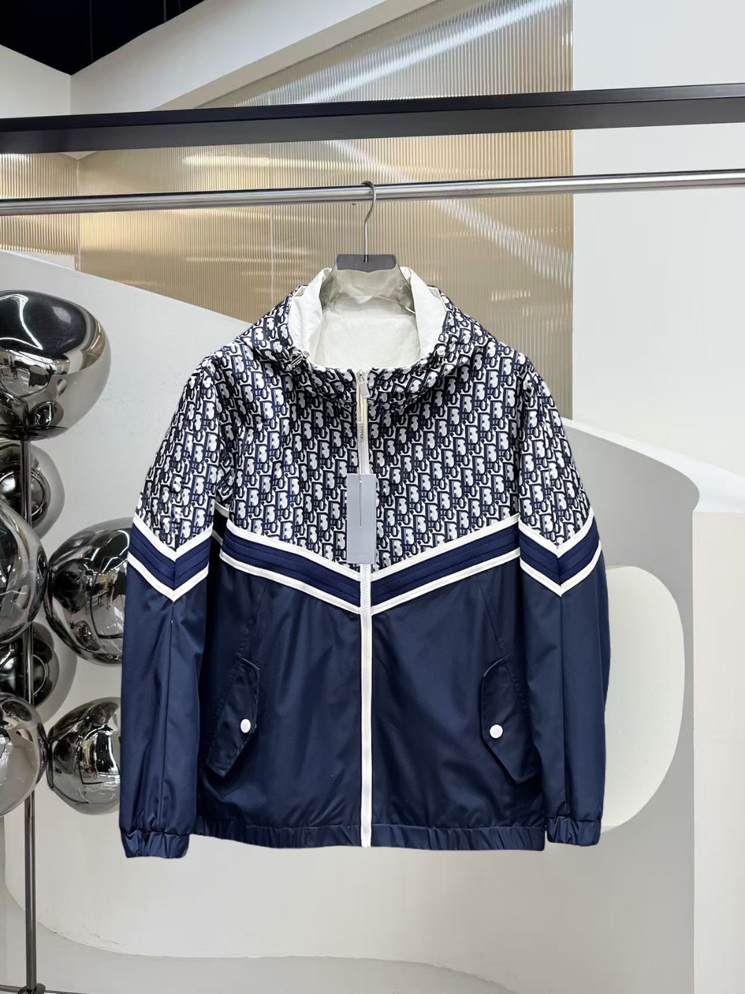 NO:531562,Dior 2025 autumn new jacket jacket, the new product on the show is perfect, comfortable and warm, the three standards are complete in color and full and attractive, and the very outstanding design easily advances the sense of fashion, the workmanship is extremely exquisite and rigorous, and the wiring is neat and meticulous!  A masterpiece of a big-name designer!  The upper body doesn't look bloated and super handsome!  Spot code M ~ 3XL,,dior,jackets & coats,jackets & coats,alexander wang19860909迪奥 2025秋季新款夹克外套,秀场新品品相非常完美,舒适保暖,三标齐全色泽饱满诱人,非常出彩的设计,轻松将时髦感进阶,做工极为考究严谨,走线工整细致！大牌设计师巨作！上身不显臃肿、超级帅气！现货码数M ～ 3XL,,dior,jackets & coats,jackets & coats,alexander wang,Men's clothing