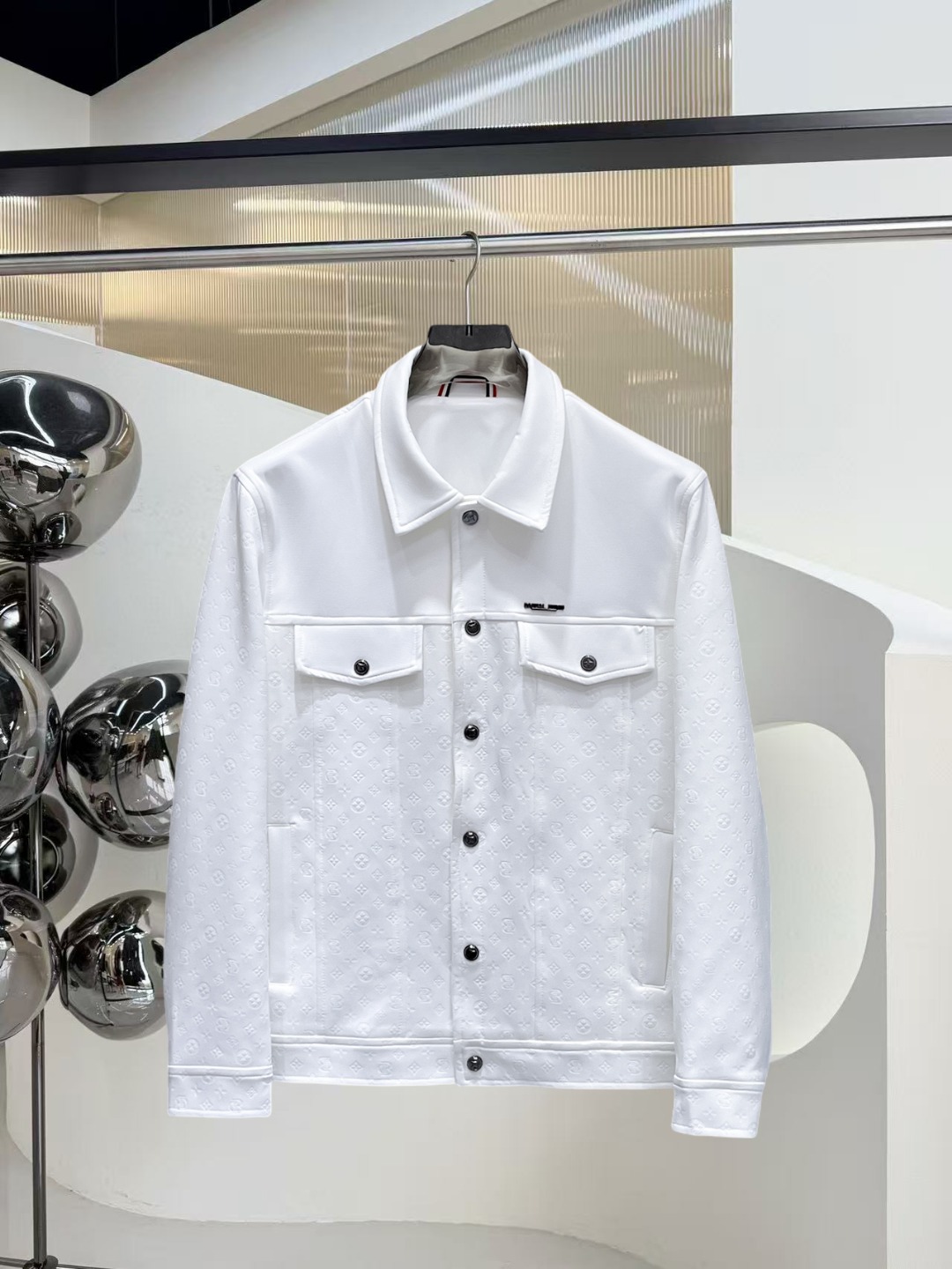 NO:531564,lv 2025 autumn new jacket jacket, the new product on the show is perfect, comfortable and warm, the three standards are complete in color and full and attractive, and the very outstanding design easily advances the sense of fashion, the workmanship is extremely exquisite and rigorous, and the wiring is neat and meticulous!  A masterpiece of a big-name designer!  The upper body doesn't look bloated and super handsome!  Spot code M ~ 3XL,,louis vuitton,jackets & coats,jackets & coats,alexander wang19860909lv 2025秋季新款夹克外套,秀场新品品相非常完美,舒适保暖,三标齐全色泽饱满诱人,非常出彩的设计,轻松将时髦感进阶,做工极为考究严谨,走线工整细致！大牌设计师巨作！上身不显臃肿、超级帅气！现货码数M ～ 3XL,,louis vuitton,jackets & coats,jackets & coats,alexander wang,Men's clothing