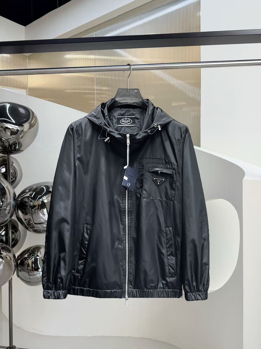 NO:531566,Prada 2025 autumn new jacket jacket, the new product on the show is perfect, comfortable and warm, the three standards are complete in color and full and attractive, and the very outstanding design easily advances the sense of fashion. The workmanship is extremely exquisite and rigorous, and the wiring is neat and meticulous!  A masterpiece of a big-name designer!  The upper body doesn't look bloated and super handsome!  Spot code M ~ 3XL,,prada,jackets & coats,jackets & coats,alexander wang19860909普拉达 2025秋季新款夹克外套,秀场新品品相非常完美,舒适保暖,三标齐全色泽饱满诱人,非常出彩的设计,轻松将时髦感进阶,做工极为考究严谨,走线工整细致！大牌设计师巨作！上身不显臃肿、超级帅气！现货码数M ～ 3XL,,prada,jackets & coats,jackets & coats,alexander wang,Men's clothing