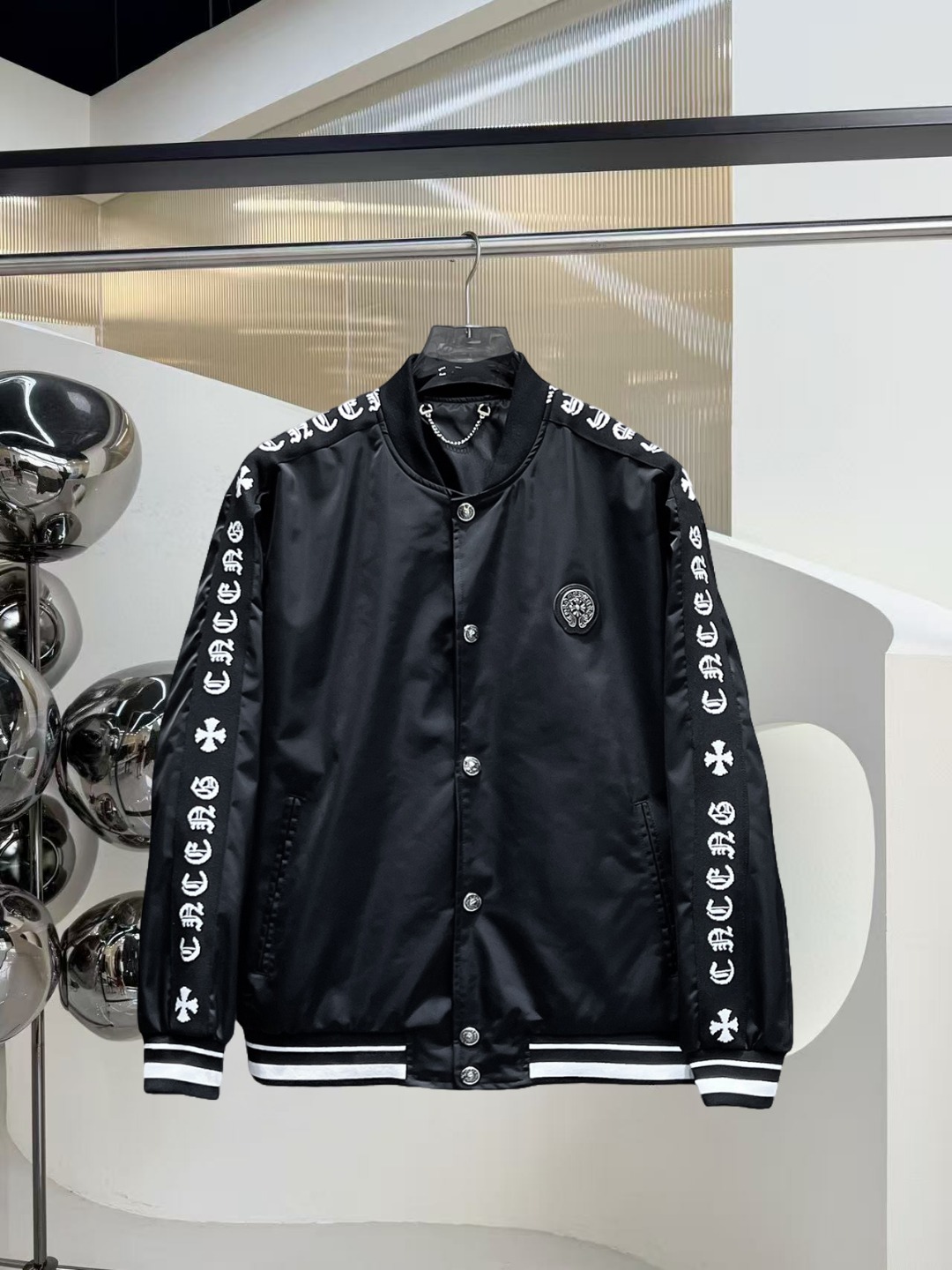 NO:531568,Crowxin 2025 autumn new jacket jacket, the new product on the show is perfect, comfortable and warm, the three standards are complete in color and full and attractive, and the very outstanding design easily advances the sense of fashion, the workmanship is extremely exquisite and rigorous, and the wiring is neat and meticulous!  A masterpiece of a big-name designer!  The upper body doesn't look bloated and super handsome!  Spot code M ~ 3XL, chrome hearts, jackets & coats, jackets & coats, alexander wang19860909克罗心 2025秋季新款夹克外套,秀场新品品相非常完美,舒适保暖,三标齐全色泽饱满诱人,非常出彩的设计,轻松将时髦感进阶,做工极为考究严谨,走线工整细致！大牌设计师巨作！上身不显臃肿、超级帅气！现货码数M ～ 3XL,,chrome hearts,jackets & coats,jackets & coats,alexander wang,Men's clothing