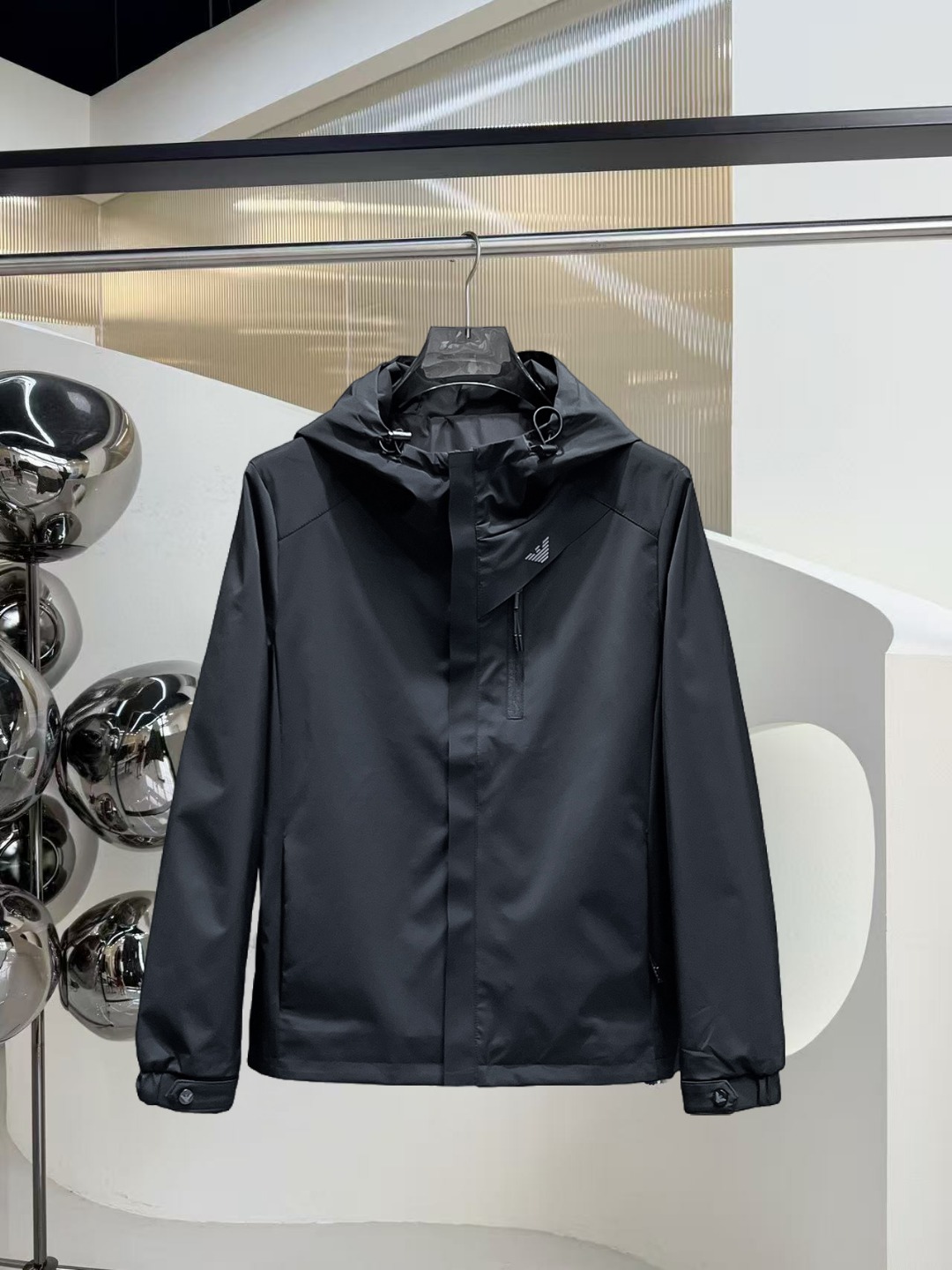 NO:531570,Armani 2025 autumn new jacket jacket, the new product on the show is perfect, comfortable and warm, the three standards are complete in color and full and attractive, and the very outstanding design easily advances the sense of fashion, the workmanship is extremely exquisite and rigorous, and the wiring is neat and meticulous!  A masterpiece of a big-name designer!  The upper body doesn't look bloated and super handsome!  Spot code M ~ 3XL,,armani,jackets & coats,jackets & coats,alexander wang19860909阿玛尼 2025秋季新款夹克外套,秀场新品品相非常完美,舒适保暖,三标齐全色泽饱满诱人,非常出彩的设计,轻松将时髦感进阶,做工极为考究严谨,走线工整细致！大牌设计师巨作！上身不显臃肿、超级帅气！现货码数M ～ 3XL,,armani,jackets & coats,jackets & coats,alexander wang,Men's clothing