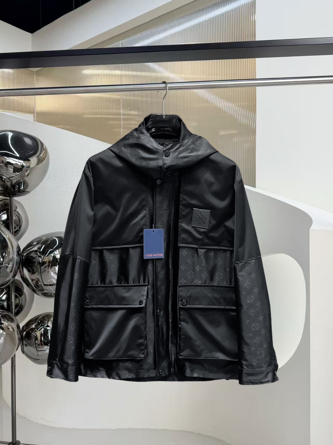 NO:531572,lv 2025 autumn new jacket jacket, the new product on the show is perfect, comfortable and warm, the three standards are complete in color and full and attractive, and the very outstanding design easily advances the sense of fashion, the workmanship is extremely exquisite and rigorous, and the wiring is neat and meticulous!  A masterpiece of a big-name designer!  The upper body doesn't look bloated and super handsome!  Spot code M ~ 3XL,,louis vuitton,jackets & coats,jackets & coats,alexander wang19860909lv 2025秋季新款夹克外套,秀场新品品相非常完美,舒适保暖,三标齐全色泽饱满诱人,非常出彩的设计,轻松将时髦感进阶,做工极为考究严谨,走线工整细致！大牌设计师巨作！上身不显臃肿、超级帅气！现货码数M ～ 3XL,,louis vuitton,jackets & coats,jackets & coats,alexander wang,Men's clothing