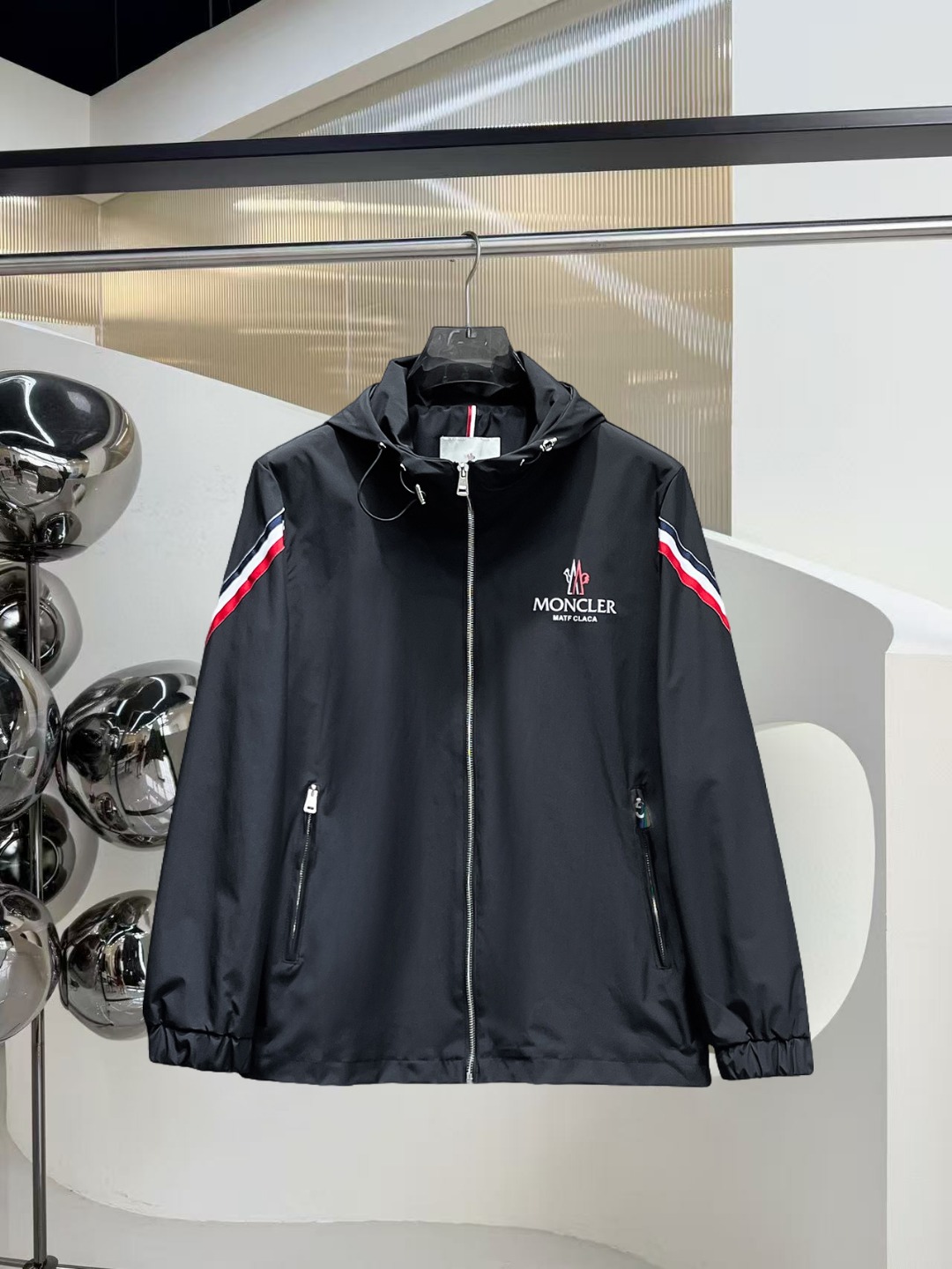 NO:531576,The new 2025 autumn jacket, the new product on the show is perfect, comfortable and warm, the three-standard complete colors and full and attractive, and the very outstanding design easily advances the sense of fashion. The workmanship is extremely exquisite and rigorous, and the wiring is neat and meticulous!  A masterpiece of a big-name designer!  The upper body doesn't look bloated and super handsome!  Spot code M ~ 3XL, Moncler, jackets & coats, jackets & coats, alexander wang19860909蒙口 2025秋季新款夹克外套,秀场新品品相非常完美,舒适保暖,三标齐全色泽饱满诱人,非常出彩的设计,轻松将时髦感进阶,做工极为考究严谨,走线工整细致！大牌设计师巨作！上身不显臃肿、超级帅气！现货码数M ～ 3XL,,Moncler,jackets & coats,jackets & coats,alexander wang,Men's clothing