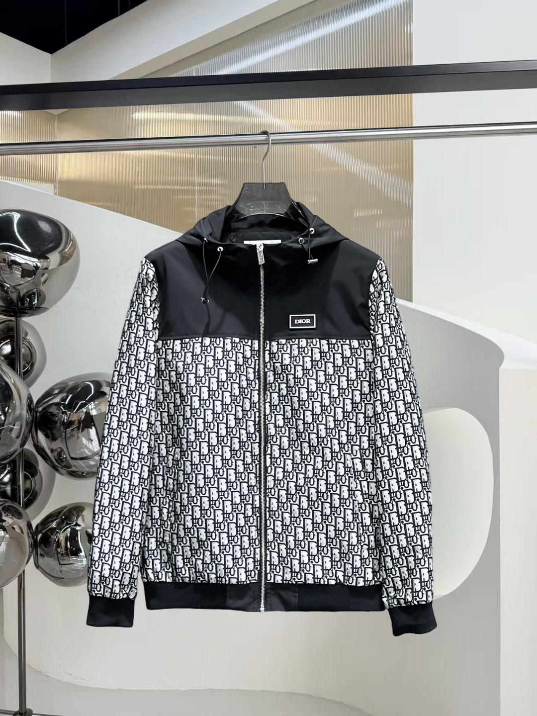 NO:531578,Dior 2025 autumn new jacket jacket, the new product on the show is perfect, comfortable and warm, the three standards are complete in color and full and attractive, and the very outstanding design easily advances the sense of fashion, the workmanship is extremely exquisite and rigorous, and the wiring is neat and meticulous!  A masterpiece of a big-name designer!  The upper body doesn't look bloated and super handsome!  Spot code M ~ 3XL,,dior,jackets & coats,jackets & coats,alexander wang19860909迪奥 2025秋季新款夹克外套,秀场新品品相非常完美,舒适保暖,三标齐全色泽饱满诱人,非常出彩的设计,轻松将时髦感进阶,做工极为考究严谨,走线工整细致！大牌设计师巨作！上身不显臃肿、超级帅气！现货码数M ～ 3XL,,dior,jackets & coats,jackets & coats,alexander wang,Men's clothing