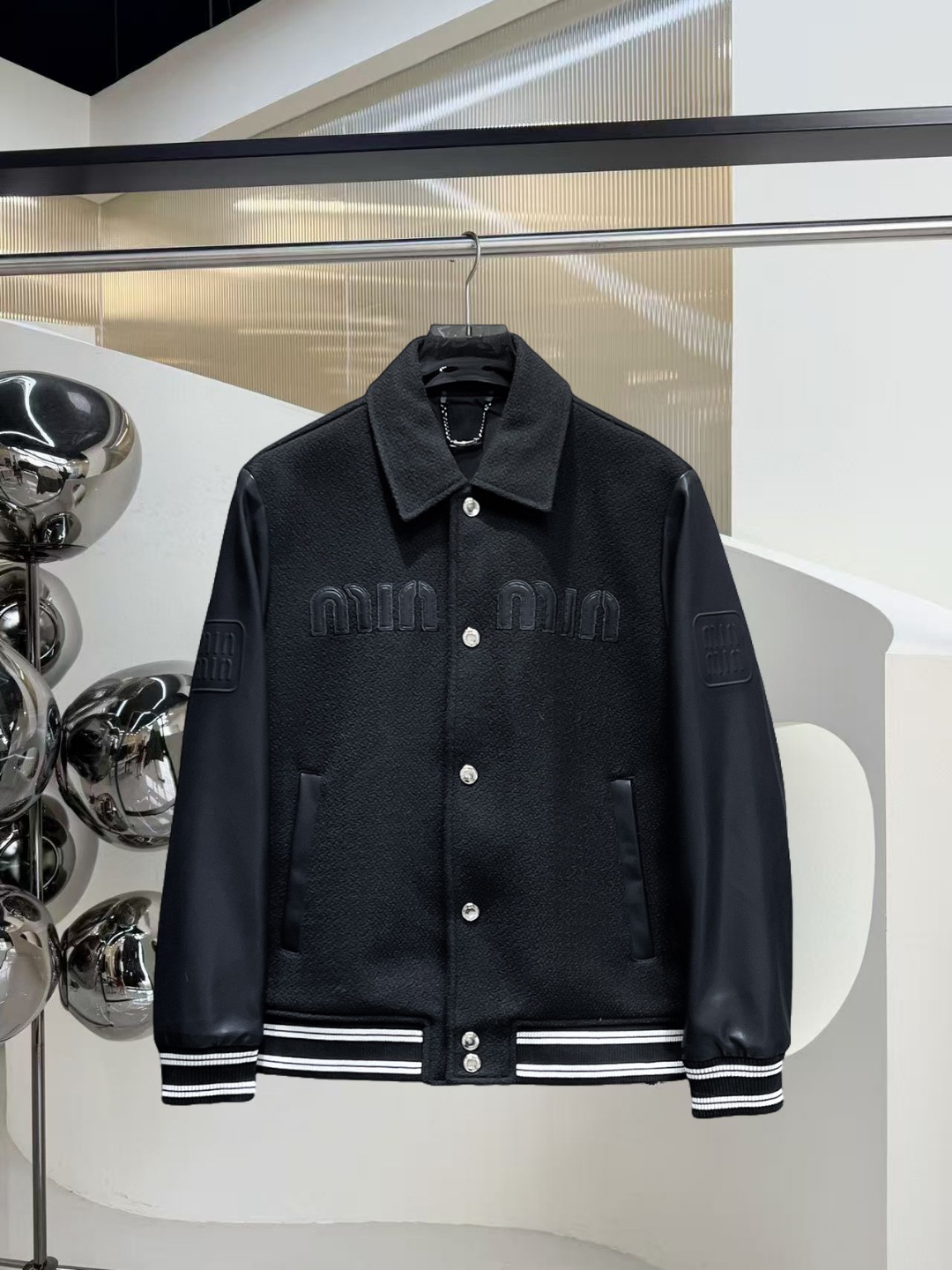 NO:531580,Miumiu 2025 autumn new jacket jacket, the new product on the show is perfect, comfortable and warm, the three standards are complete in color and full and attractive, and the very outstanding design easily advances the sense of fashion, the workmanship is extremely exquisite and rigorous, and the wiring is neat and meticulous!  A masterpiece of a big-name designer!  The upper body doesn't look bloated and super handsome!  Spot code M ~ 3XL,,miumiu,jackets & coats,jackets & coats,alexander wang19860909miumiu 2025秋季新款夹克外套,秀场新品品相非常完美,舒适保暖,三标齐全色泽饱满诱人,非常出彩的设计,轻松将时髦感进阶,做工极为考究严谨,走线工整细致！大牌设计师巨作！上身不显臃肿、超级帅气！现货码数M ～ 3XL,,miumiu,jackets & coats,jackets & coats,alexander wang,Men's clothing