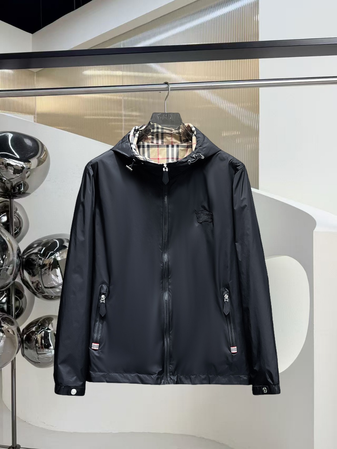 NO:531573,Burberry's 2025 autumn new jacket jacket, the new product on the show is perfect, comfortable and warm, the three-standard complete colors and full and attractive, and the very outstanding design easily advances the sense of fashion, the workmanship is extremely exquisite and rigorous, and the wiring is neat and meticulous!  A masterpiece of a big-name designer!  The upper body doesn't look bloated and super handsome!  Spot code M ~ 3XL, burberry, jackets & coats, jackets & coats, alexander wang19860909巴宝莉 2025秋季新款夹克外套,秀场新品品相非常完美,舒适保暖,三标齐全色泽饱满诱人,非常出彩的设计,轻松将时髦感进阶,做工极为考究严谨,走线工整细致！大牌设计师巨作！上身不显臃肿、超级帅气！现货码数M ～ 3XL,,burberry,jackets & coats,jackets & coats,alexander wang,Men's clothing