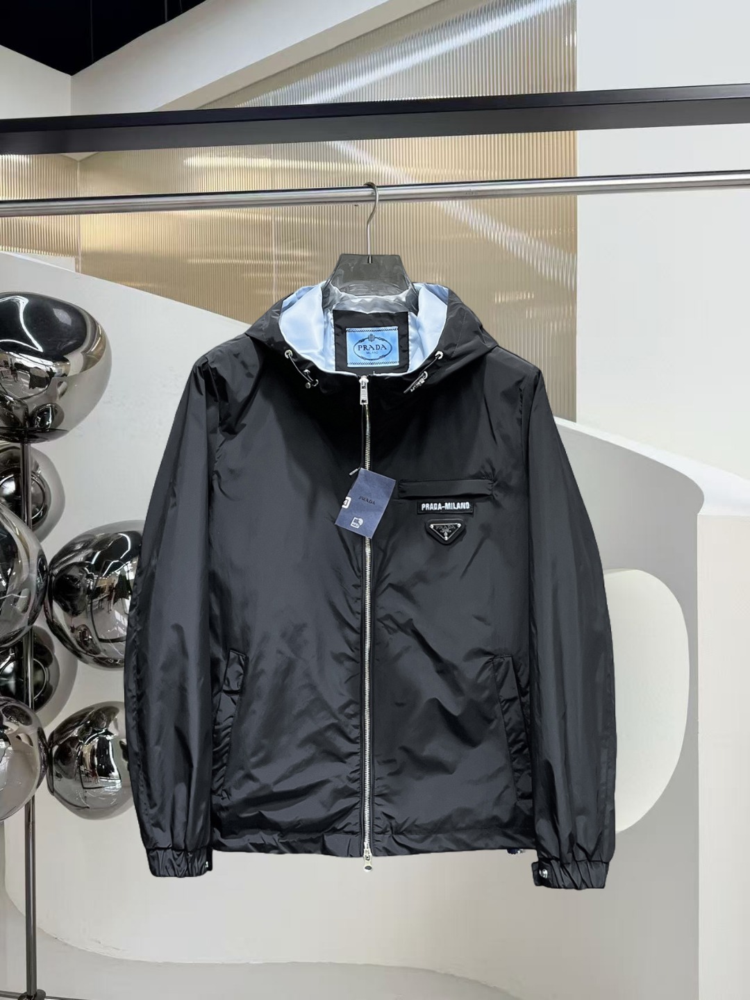 NO:531571,Prada 2025 autumn new jacket jacket, the new product on the show is perfect, comfortable and warm, the three standards are complete in color and full and attractive, and the very outstanding design easily advances the sense of fashion. The workmanship is extremely exquisite and rigorous, and the wiring is neat and meticulous!  A masterpiece of a big-name designer!  The upper body doesn't look bloated and super handsome!  Spot code M ~ 3XL,,prada,jackets & coats,jackets & coats,alexander wang19860909普拉达 2025秋季新款夹克外套,秀场新品品相非常完美,舒适保暖,三标齐全色泽饱满诱人,非常出彩的设计,轻松将时髦感进阶,做工极为考究严谨,走线工整细致！大牌设计师巨作！上身不显臃肿、超级帅气！现货码数M ～ 3XL,,prada,jackets & coats,jackets & coats,alexander wang,Men's clothing