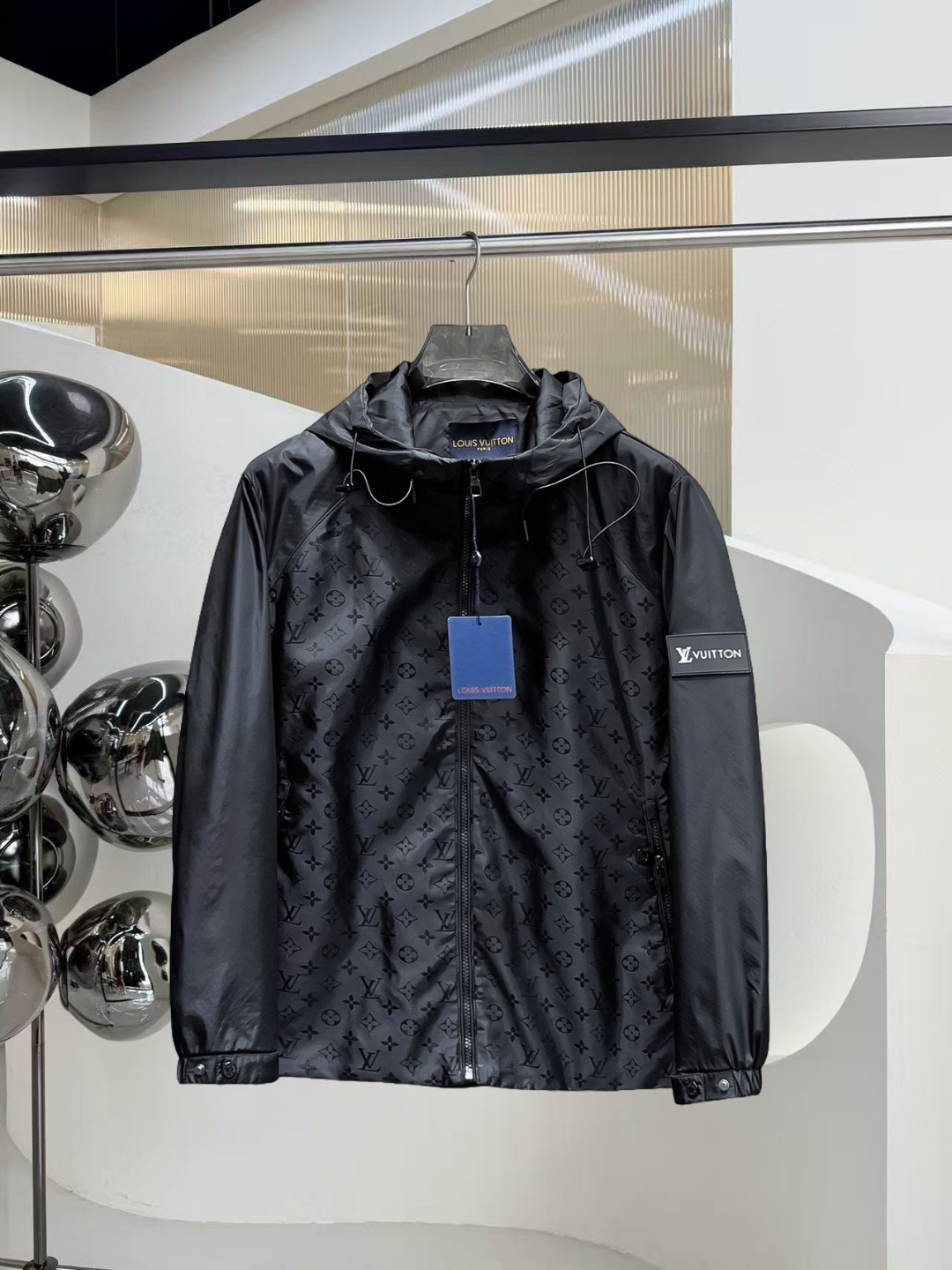 NO:531569,lv 2025 autumn new jacket jacket, the new product on the show is perfect, comfortable and warm, the three standards are complete in color and full and attractive, and the very outstanding design easily advances the sense of fashion, the workmanship is extremely exquisite and rigorous, and the wiring is neat and meticulous!  A masterpiece of a big-name designer!  The upper body doesn't look bloated and super handsome!  Spot code M ~ 3XL,,louis vuitton,jackets & coats,jackets & coats,alexander wang19860909lv 2025秋季新款夹克外套,秀场新品品相非常完美,舒适保暖,三标齐全色泽饱满诱人,非常出彩的设计,轻松将时髦感进阶,做工极为考究严谨,走线工整细致！大牌设计师巨作！上身不显臃肿、超级帅气！现货码数M ～ 3XL,,louis vuitton,jackets & coats,jackets & coats,alexander wang,Men's clothing