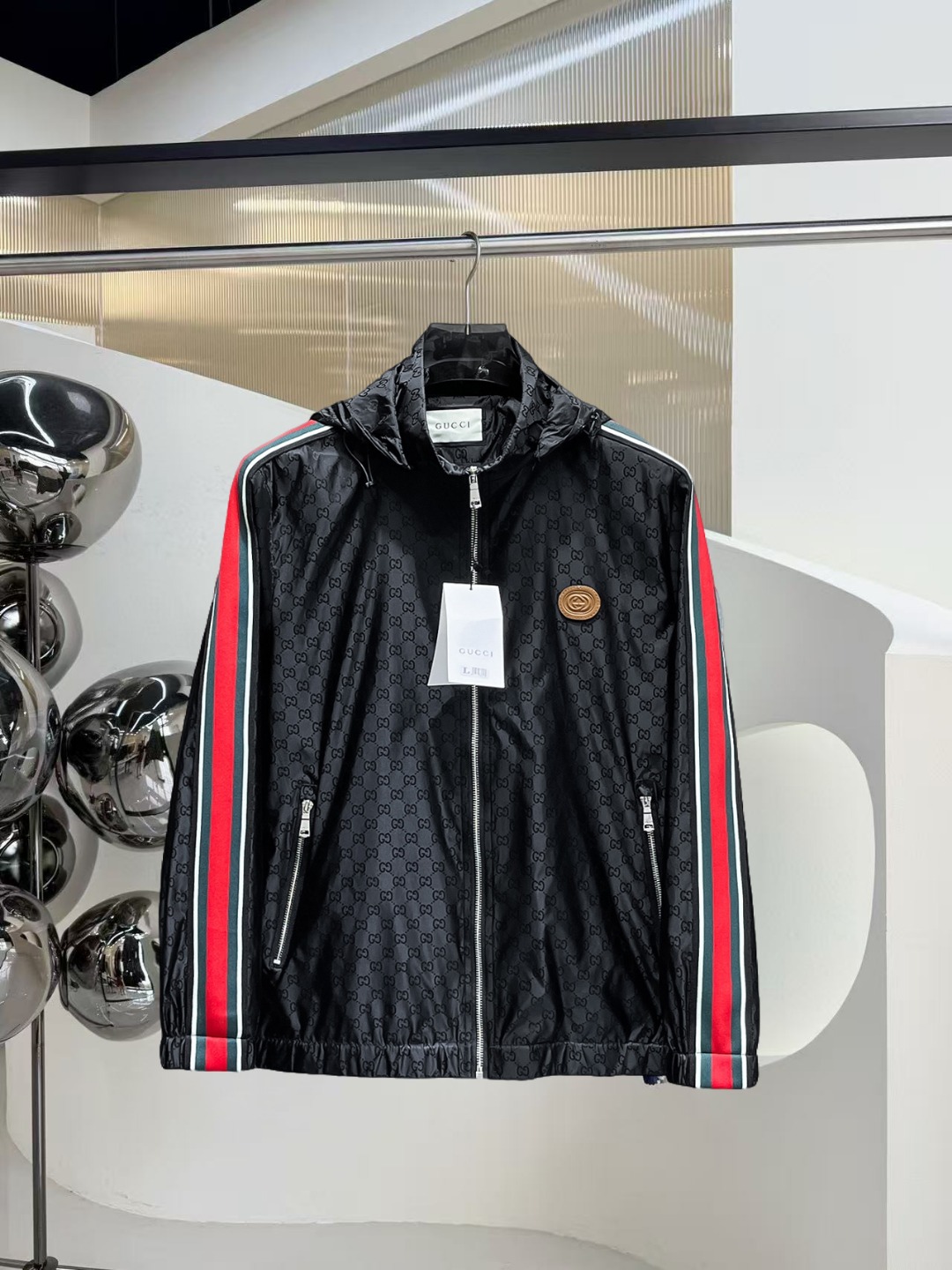 NO:531567,Guqi 2025 autumn new jacket jacket, the new product on the show is perfect, comfortable and warm, the three standards are complete in color and full and attractive, and the very outstanding design easily advances the sense of fashion, the workmanship is extremely exquisite and rigorous, and the wiring is neat and meticulous!  A masterpiece of a big-name designer!  The upper body doesn't look bloated and super handsome!  Spot code M ~ 3XL,,jackets & coats,jackets & coats,alexander wang19860909古奇 2025秋季新款夹克外套,秀场新品品相非常完美,舒适保暖,三标齐全色泽饱满诱人,非常出彩的设计,轻松将时髦感进阶,做工极为考究严谨,走线工整细致！大牌设计师巨作！上身不显臃肿、超级帅气！现货码数M ～ 3XL,,jackets & coats,jackets & coats,alexander wang,Men's clothing