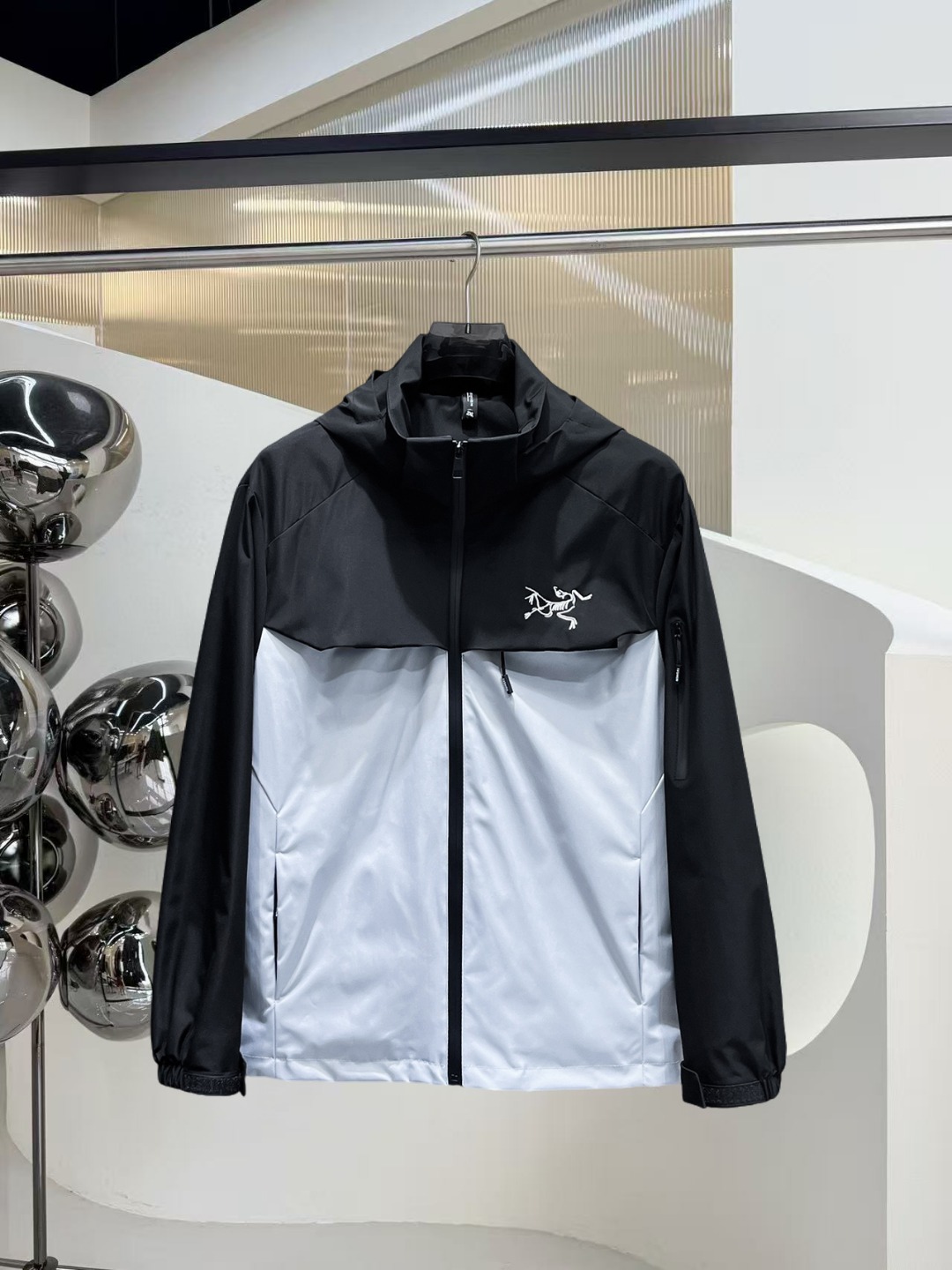 NO:531563,Archaeopteryx 2025 autumn new jacket, the new product on the show is perfect, comfortable and warm, the three standards are complete in color and full and attractive, and the very outstanding design easily advances the sense of fashion. The workmanship is extremely exquisite and rigorous, and the wiring is neat and meticulous!  A masterpiece of a big-name designer!  The upper body doesn't look bloated and super handsome!  Spot code M ~ 3XL,arc'teryx,jackets & coats,jackets & coats,alexander wang19860909始祖鸟 2025秋季新款夹克外套,秀场新品品相非常完美,舒适保暖,三标齐全色泽饱满诱人,非常出彩的设计,轻松将时髦感进阶,做工极为考究严谨,走线工整细致！大牌设计师巨作！上身不显臃肿、超级帅气！现货码数M ～ 3XL,arc'teryx,jackets & coats,jackets & coats,alexander wang,Men's clothing