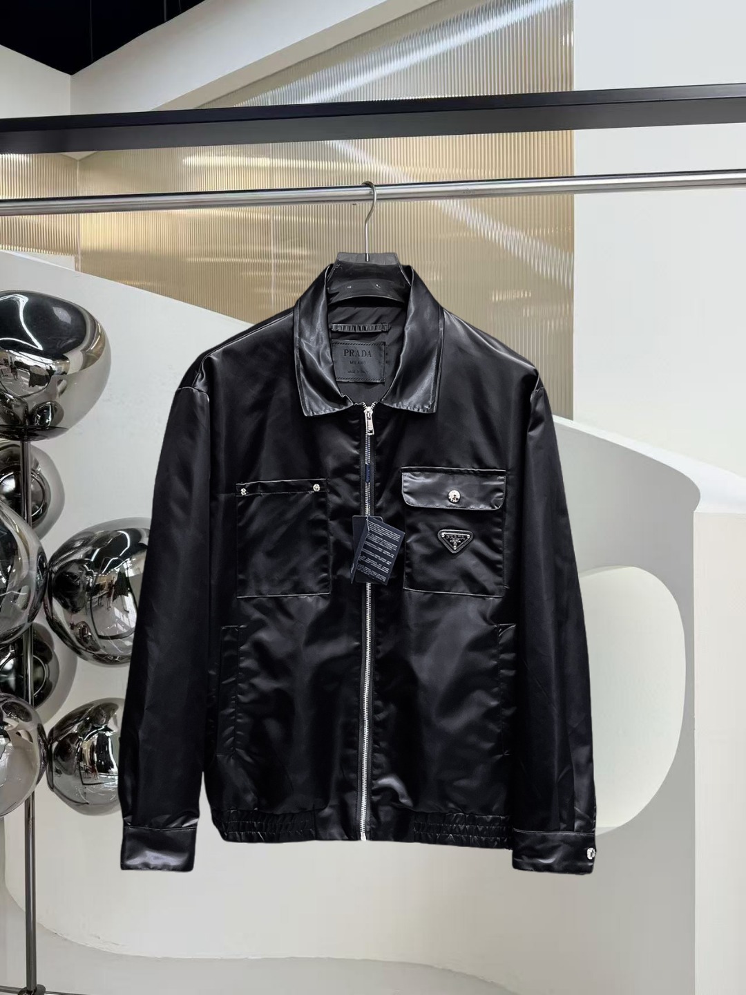 NO:531561,Prada 2025 autumn new jacket jacket, the new product on the show is perfect, comfortable and warm, the three standards are complete in color and full and attractive, and the very outstanding design easily advances the sense of fashion. The workmanship is extremely exquisite and rigorous, and the wiring is neat and meticulous!  A masterpiece of a big-name designer!  The upper body doesn't look bloated and super handsome!  Spot code M ~ 3XL,,prada,jackets & coats,jackets & coats,alexander wang19860909普拉达 2025秋季新款夹克外套,秀场新品品相非常完美,舒适保暖,三标齐全色泽饱满诱人,非常出彩的设计,轻松将时髦感进阶,做工极为考究严谨,走线工整细致！大牌设计师巨作！上身不显臃肿、超级帅气！现货码数M ～ 3XL,,prada,jackets & coats,jackets & coats,alexander wang,Men's clothing