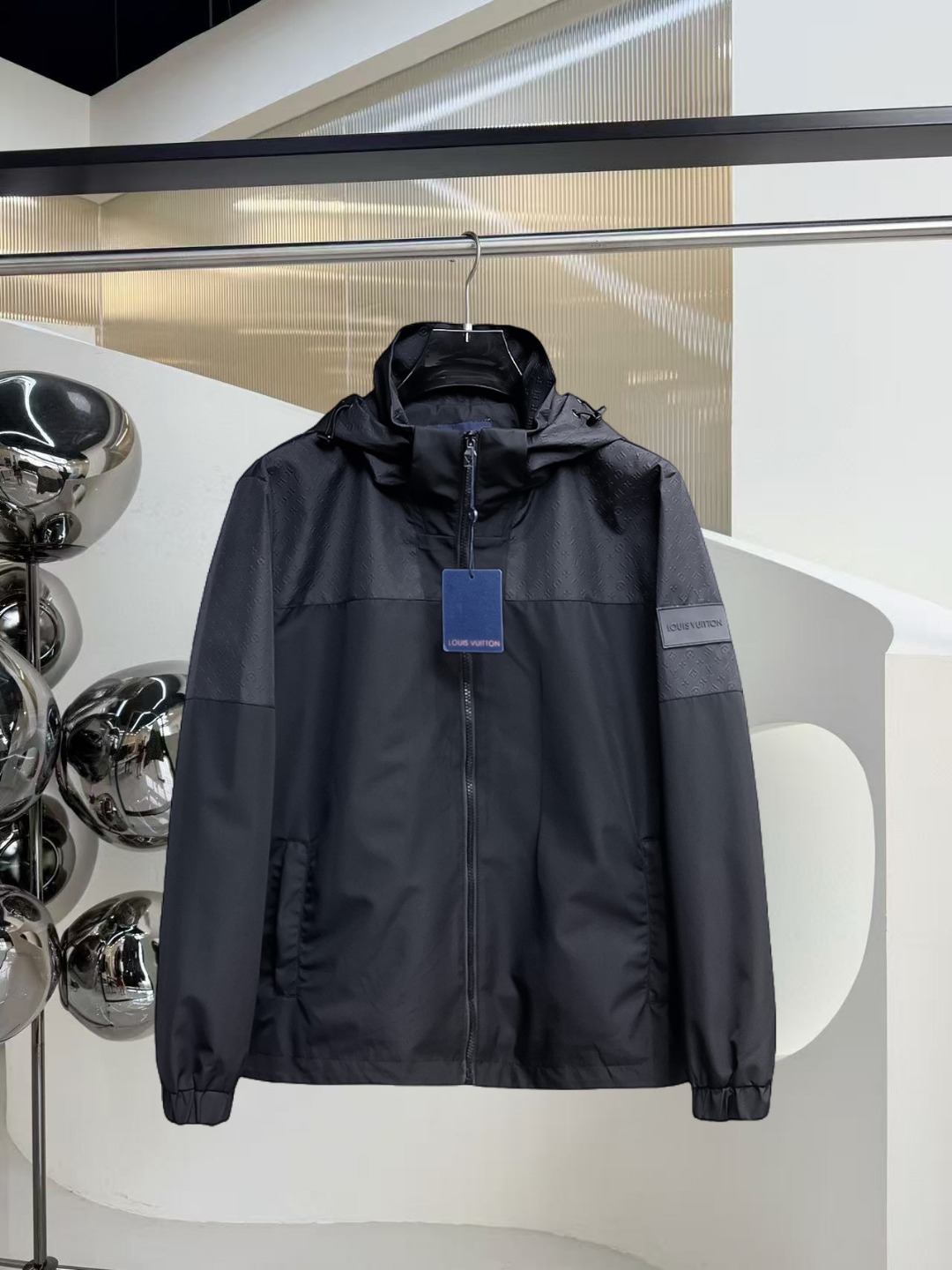 NO:531560,lv 2025 autumn new jacket jacket, the new product on the show is perfect, comfortable and warm, the three standards are complete in color and full and attractive, and the very outstanding design easily advances the sense of fashion, the workmanship is extremely exquisite and rigorous, and the wiring is neat and meticulous!  A masterpiece of a big-name designer!  The upper body doesn't look bloated and super handsome!  Spot code M ~ 3XL,,louis vuitton,jackets & coats,jackets & coats,alexander wang19860909lv 2025秋季新款夹克外套,秀场新品品相非常完美,舒适保暖,三标齐全色泽饱满诱人,非常出彩的设计,轻松将时髦感进阶,做工极为考究严谨,走线工整细致！大牌设计师巨作！上身不显臃肿、超级帅气！现货码数M ～ 3XL,,louis vuitton,jackets & coats,jackets & coats,alexander wang,Men's clothing