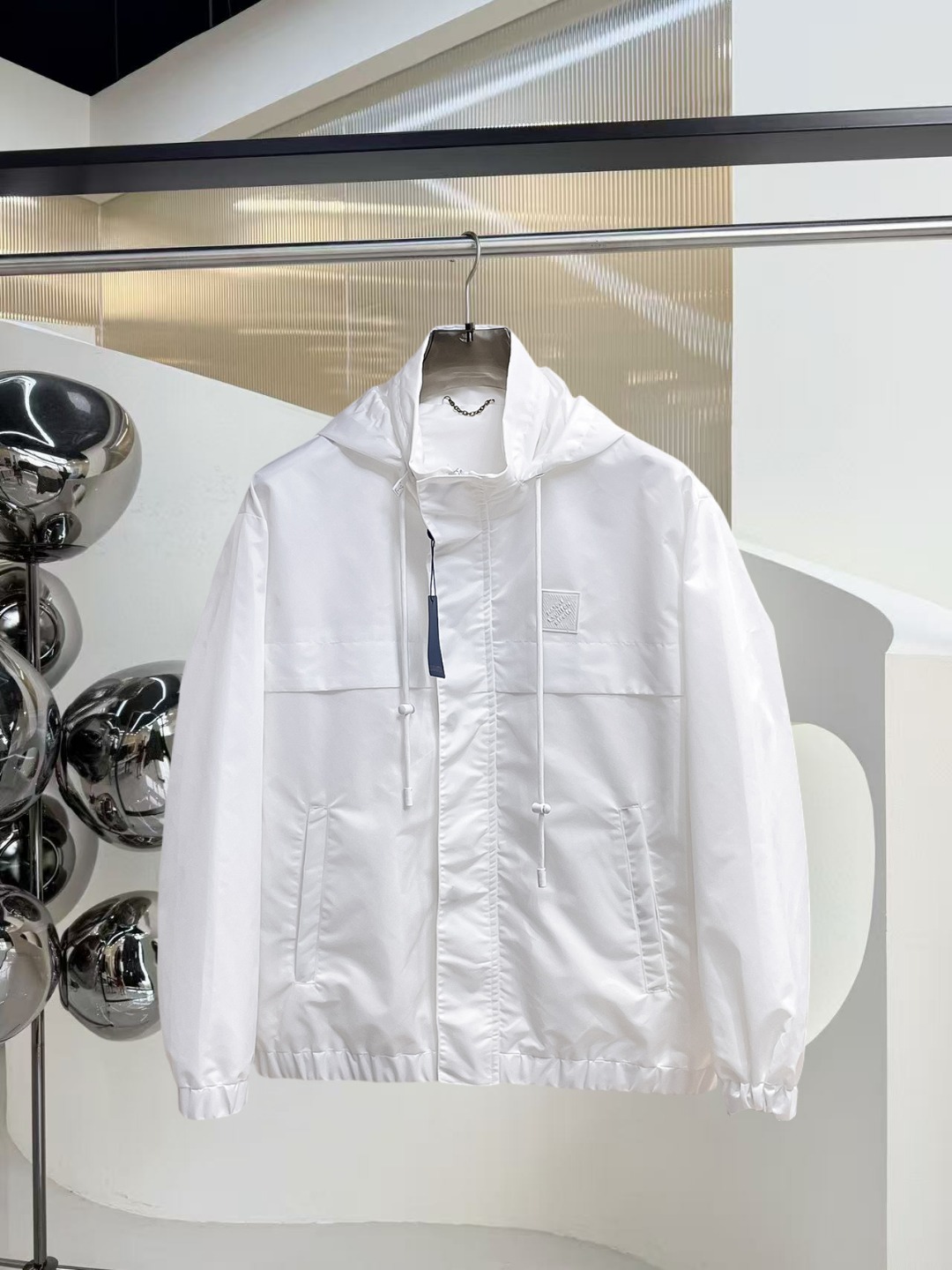 NO:531602,lv 2025 autumn new jacket jacket, the new product on the show is perfect, comfortable and warm, the three standards are complete in color and full and attractive, and the very outstanding design easily advances the sense of fashion, the workmanship is extremely exquisite and rigorous, and the wiring is neat and meticulous!  A masterpiece of a big-name designer!  The upper body doesn't look bloated and super handsome!  Spot code M ~ 3XL,,louis vuitton,jackets & coats,jackets & coats,alexander wang19860909lv 2025秋季新款夹克外套,秀场新品品相非常完美,舒适保暖,三标齐全色泽饱满诱人,非常出彩的设计,轻松将时髦感进阶,做工极为考究严谨,走线工整细致！大牌设计师巨作！上身不显臃肿、超级帅气！现货码数M ～ 3XL,,louis vuitton,jackets & coats,jackets & coats,alexander wang,Men's clothing