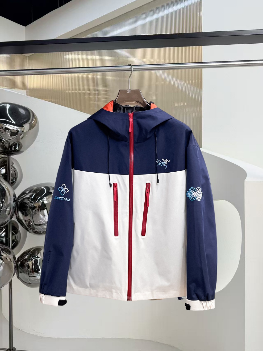 NO:531599,Archaeopteryx 2025 autumn new jacket, the new product on the show is perfect, comfortable and warm, the three standards are complete in color and full and attractive, and the very outstanding design easily advances the sense of fashion. The workmanship is extremely exquisite and rigorous, and the wiring is neat and meticulous!  A masterpiece of a big-name designer!  The upper body doesn't look bloated and super handsome!  Spot code M ~ 3XL,arc'teryx,jackets & coats,jackets & coats,alexander wang19860909始祖鸟 2025秋季新款夹克外套,秀场新品品相非常完美,舒适保暖,三标齐全色泽饱满诱人,非常出彩的设计,轻松将时髦感进阶,做工极为考究严谨,走线工整细致！大牌设计师巨作！上身不显臃肿、超级帅气！现货码数M ～ 3XL,arc'teryx,jackets & coats,jackets & coats,alexander wang,Men's clothing