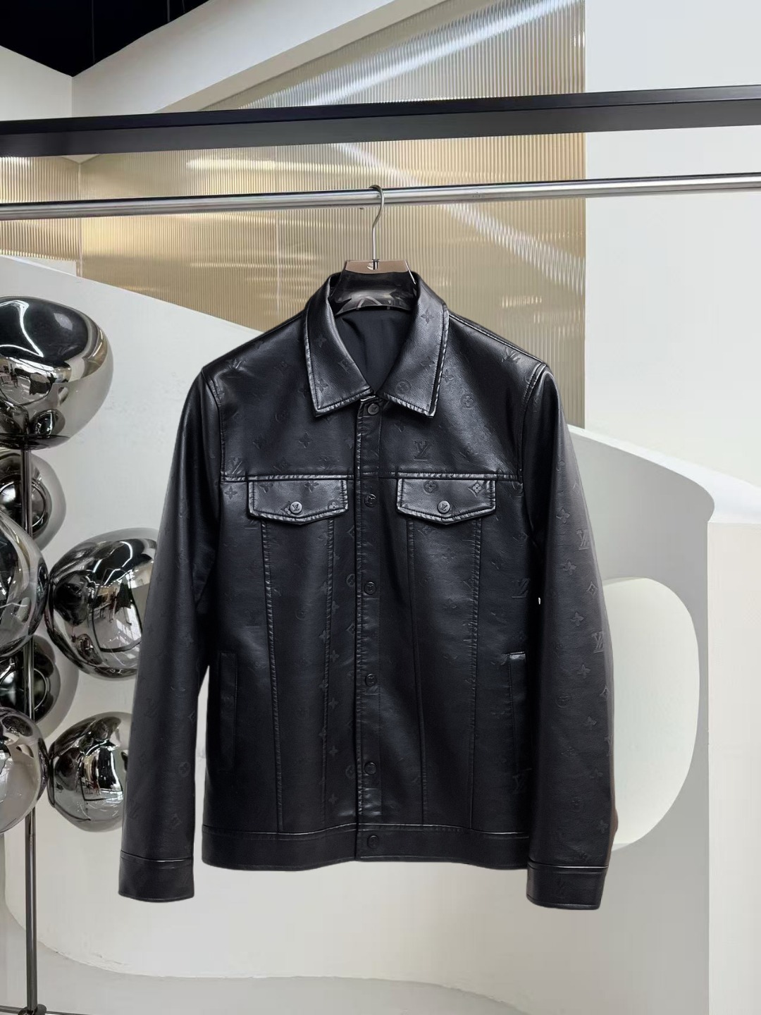 NO:531596,lv 2025 autumn new jacket jacket, the new product on the show is perfect, comfortable and warm, the three standards are complete in color and full and attractive, and the very outstanding design easily advances the sense of fashion, the workmanship is extremely exquisite and rigorous, and the wiring is neat and meticulous!  A masterpiece of a big-name designer!  The upper body doesn't look bloated and super handsome!  Spot code M ~ 3XL,,louis vuitton,jackets & coats,jackets & coats,alexander wang19860909lv 2025秋季新款夹克外套,秀场新品品相非常完美,舒适保暖,三标齐全色泽饱满诱人,非常出彩的设计,轻松将时髦感进阶,做工极为考究严谨,走线工整细致！大牌设计师巨作！上身不显臃肿、超级帅气！现货码数M ～ 3XL,,louis vuitton,jackets & coats,jackets & coats,alexander wang,Men's clothing