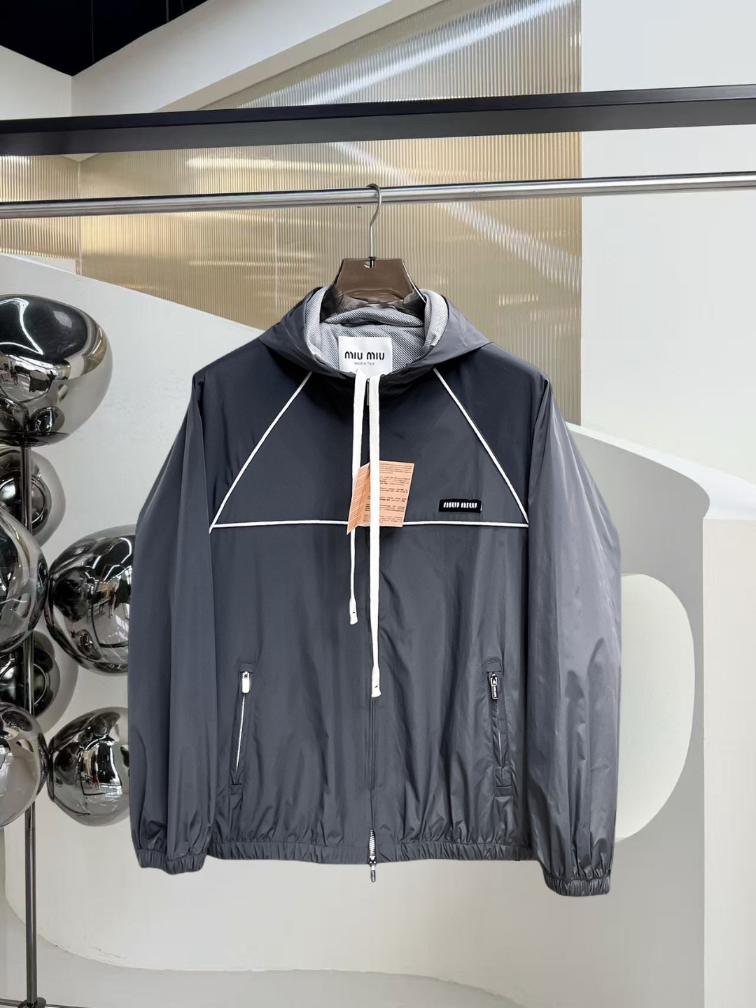 NO:531593,Miumiu 2025 autumn new jacket jacket, the new product on the show is perfect, comfortable and warm, the three standards are complete in color and full and attractive, and the very outstanding design easily advances the sense of fashion, the workmanship is extremely exquisite and rigorous, and the wiring is neat and meticulous!  A masterpiece of a big-name designer!  The upper body doesn't look bloated and super handsome!  Spot code M ~ 3XL,,miumiu,jackets & coats,jackets & coats,alexander wang19860909miumiu 2025秋季新款夹克外套,秀场新品品相非常完美,舒适保暖,三标齐全色泽饱满诱人,非常出彩的设计,轻松将时髦感进阶,做工极为考究严谨,走线工整细致！大牌设计师巨作！上身不显臃肿、超级帅气！现货码数M ～ 3XL,,miumiu,jackets & coats,jackets & coats,alexander wang,Men's clothing