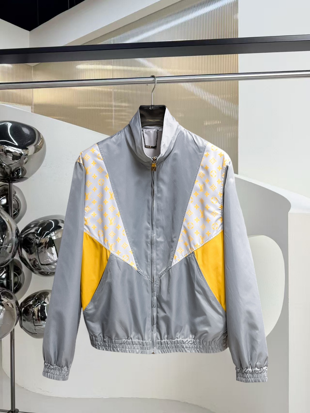 NO:531590,lv 2025 autumn new jacket jacket, the new product on the show is perfect, comfortable and warm, the three standards are complete in color and full and attractive, and the very outstanding design easily advances the sense of fashion, the workmanship is extremely exquisite and rigorous, and the wiring is neat and meticulous!  A masterpiece of a big-name designer!  The upper body doesn't look bloated and super handsome!  Spot code M ~ 3XL,,louis vuitton,jackets & coats,jackets & coats,alexander wang19860909lv 2025秋季新款夹克外套,秀场新品品相非常完美,舒适保暖,三标齐全色泽饱满诱人,非常出彩的设计,轻松将时髦感进阶,做工极为考究严谨,走线工整细致！大牌设计师巨作！上身不显臃肿、超级帅气！现货码数M ～ 3XL,,louis vuitton,jackets & coats,jackets & coats,alexander wang,Men's clothing