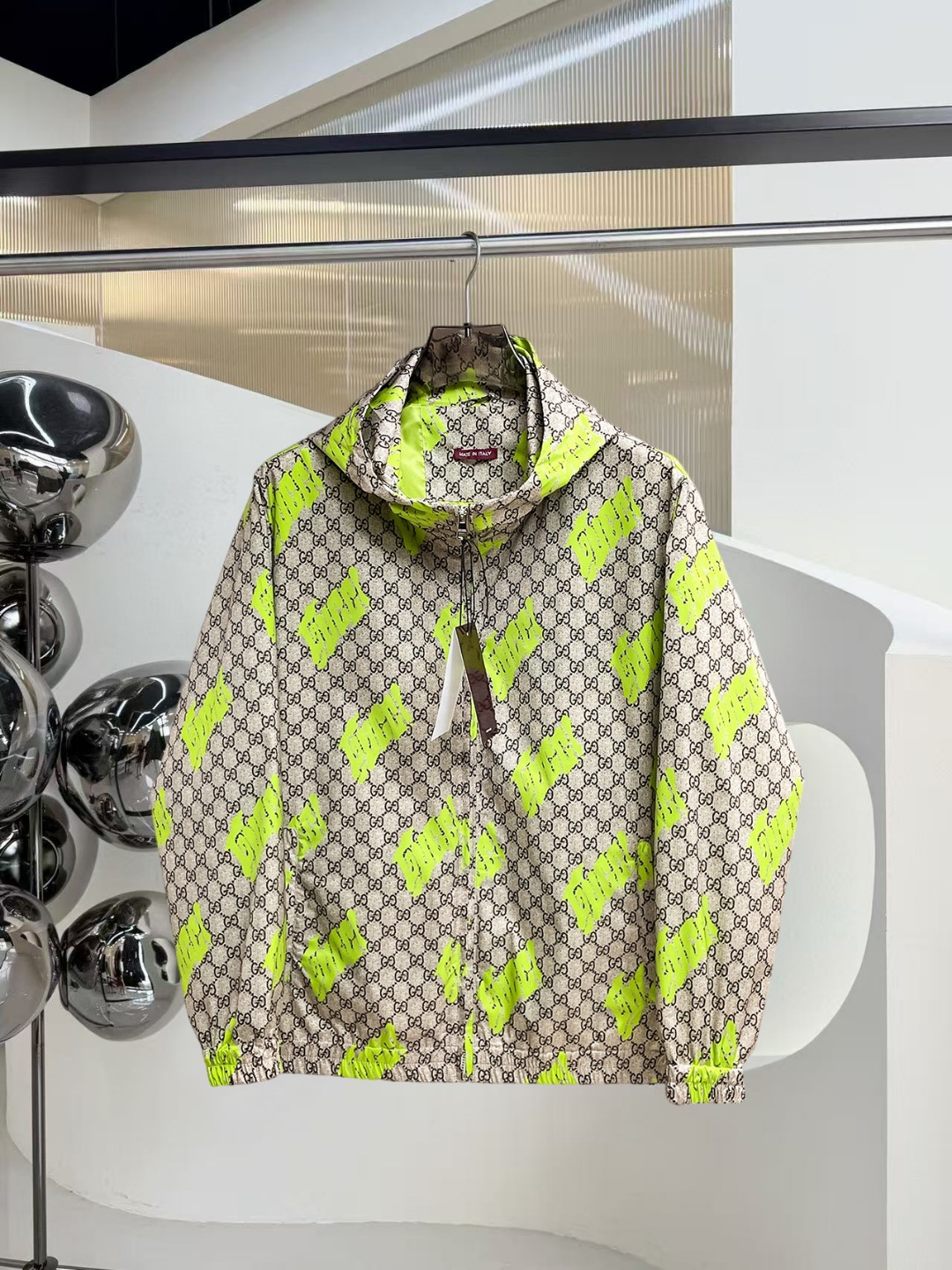 NO:531587,Guqi 2025 autumn new jacket jacket, the new product on the show is perfect, comfortable and warm, the three standards are complete in color and full and attractive, and the very outstanding design easily advances the sense of fashion, the workmanship is extremely exquisite and rigorous, and the wiring is neat and meticulous!  A masterpiece of a big-name designer!  The upper body doesn't look bloated and super handsome!  Spot code M ~ 3XL,,jackets & coats,jackets & coats,alexander wang19860909古奇 2025秋季新款夹克外套,秀场新品品相非常完美,舒适保暖,三标齐全色泽饱满诱人,非常出彩的设计,轻松将时髦感进阶,做工极为考究严谨,走线工整细致！大牌设计师巨作！上身不显臃肿、超级帅气！现货码数M ～ 3XL,,jackets & coats,jackets & coats,alexander wang,Men's clothing