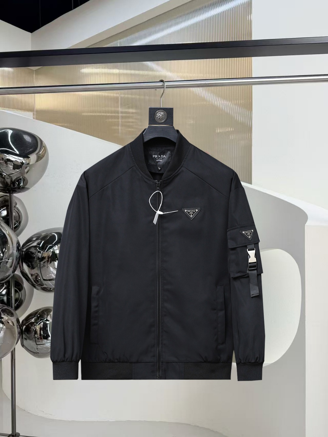 NO:601337,Prada's 2025 new autumn jacket, the new product on the show is in perfect condition, comfortable and warm to wear on both sides, complete with three labels, full and attractive color, very outstanding design, easily enhances the fashion sense, extremely elegant and rigorous workmanship, neat and meticulous wiring!  A masterpiece from a famous designer!  The upper body does not look bloated and is super handsome!  Available sizes M ~ XXXL,,prada,jackets & coats,jackets & coats,alexander wang19860909普拉达 2025秋季新款夹克外套,秀场新品品相非常完美,双面穿舒适保暖,三标齐全色泽饱满诱人,非常出彩的设计,轻松将时髦感进阶,做工极为考究严谨,走线工整细致！大牌设计师巨作！上身不显臃肿、超级帅气！现货码数M ～ XXXL,,prada,jackets & coats,jackets & coats,alexander wang,Men's clothing